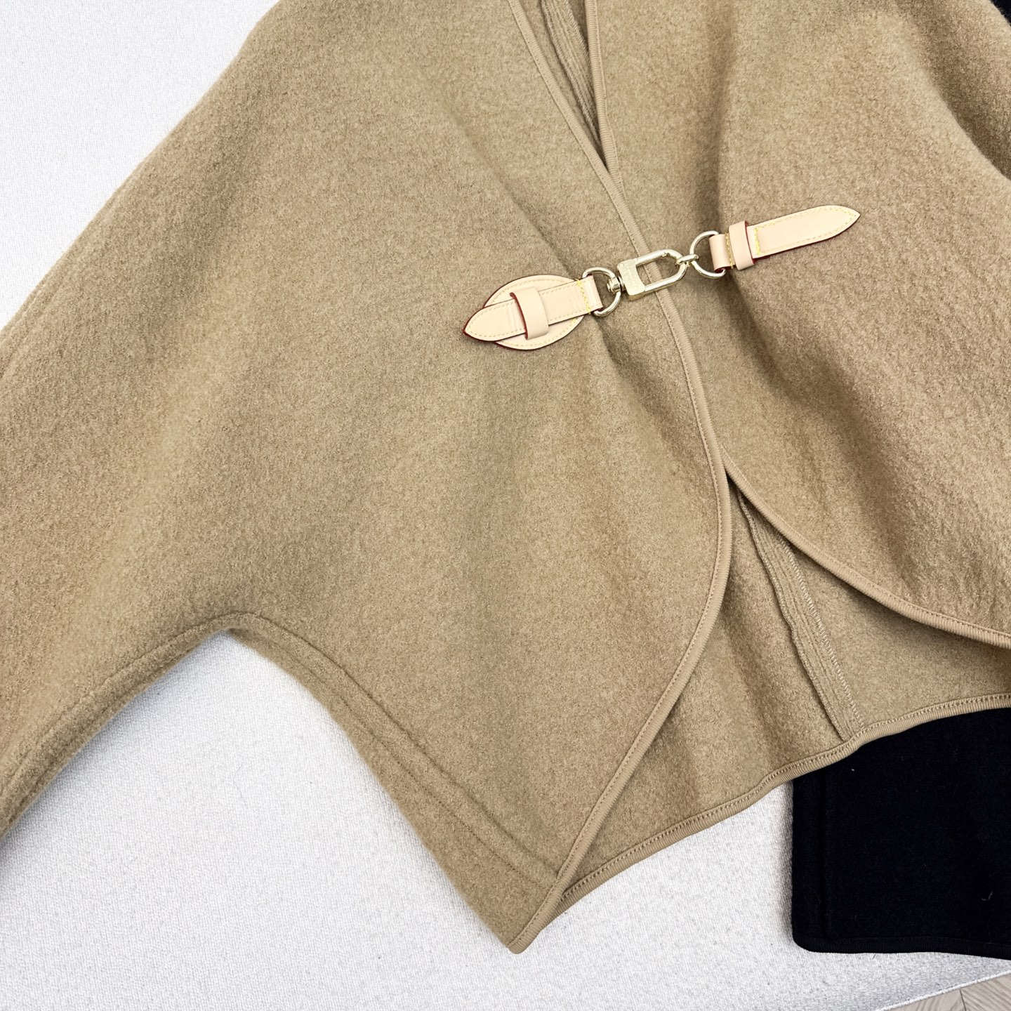 爆单款 L家 25Ss————早秋最新款皮扣设计斗篷外套🖤进口重磅毛圈面料 MONOGRAM五金配件 版