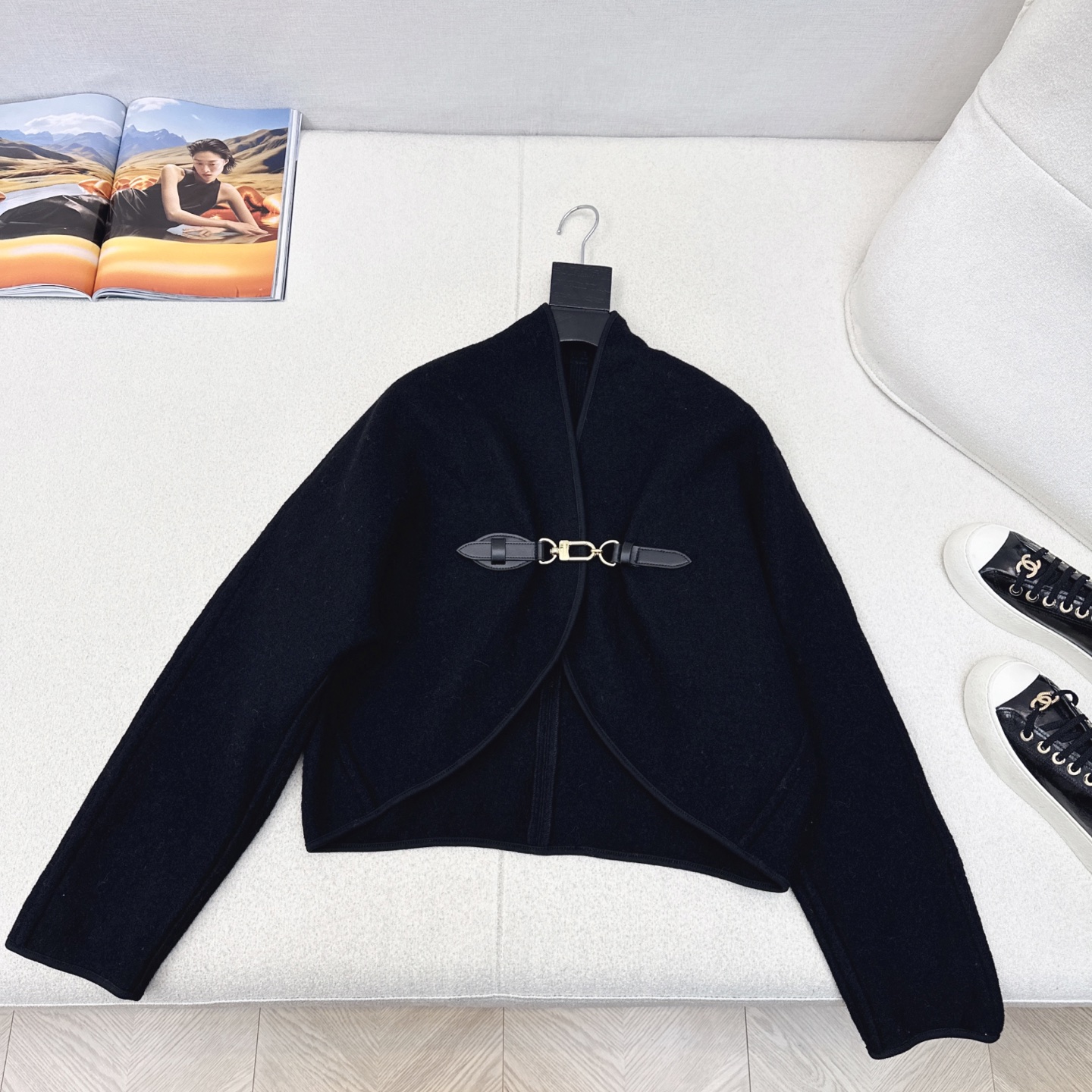 爆单款 L家 25Ss————早秋最新款皮扣设计斗篷外套🖤进口重磅毛圈面料 MONOGRAM五金配件 版