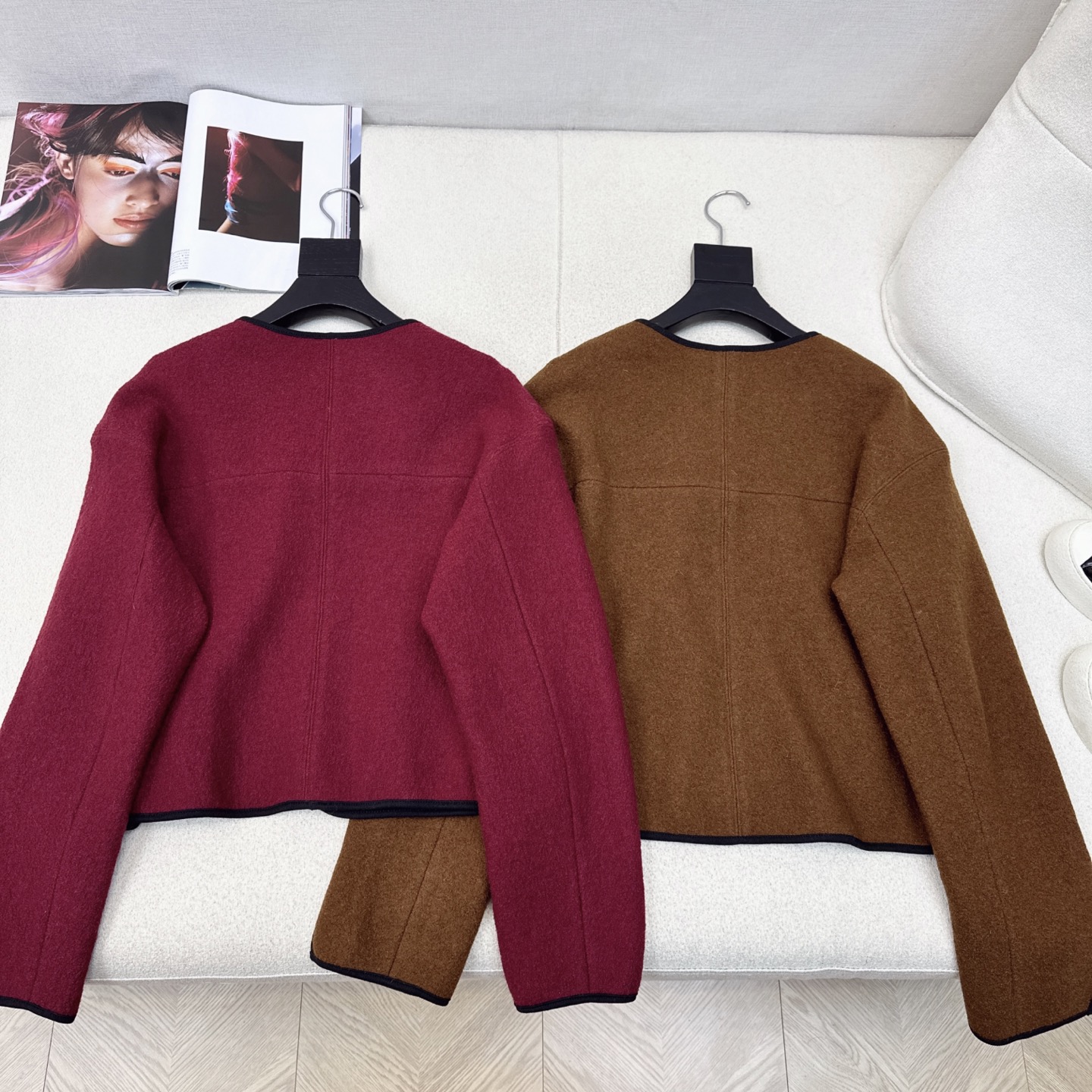 特价🉐️❗️现货齐码❗️不退不换❗️爆单款 L家 25Ss————早秋最新款皮扣设计斗篷外套♥️进口重磅