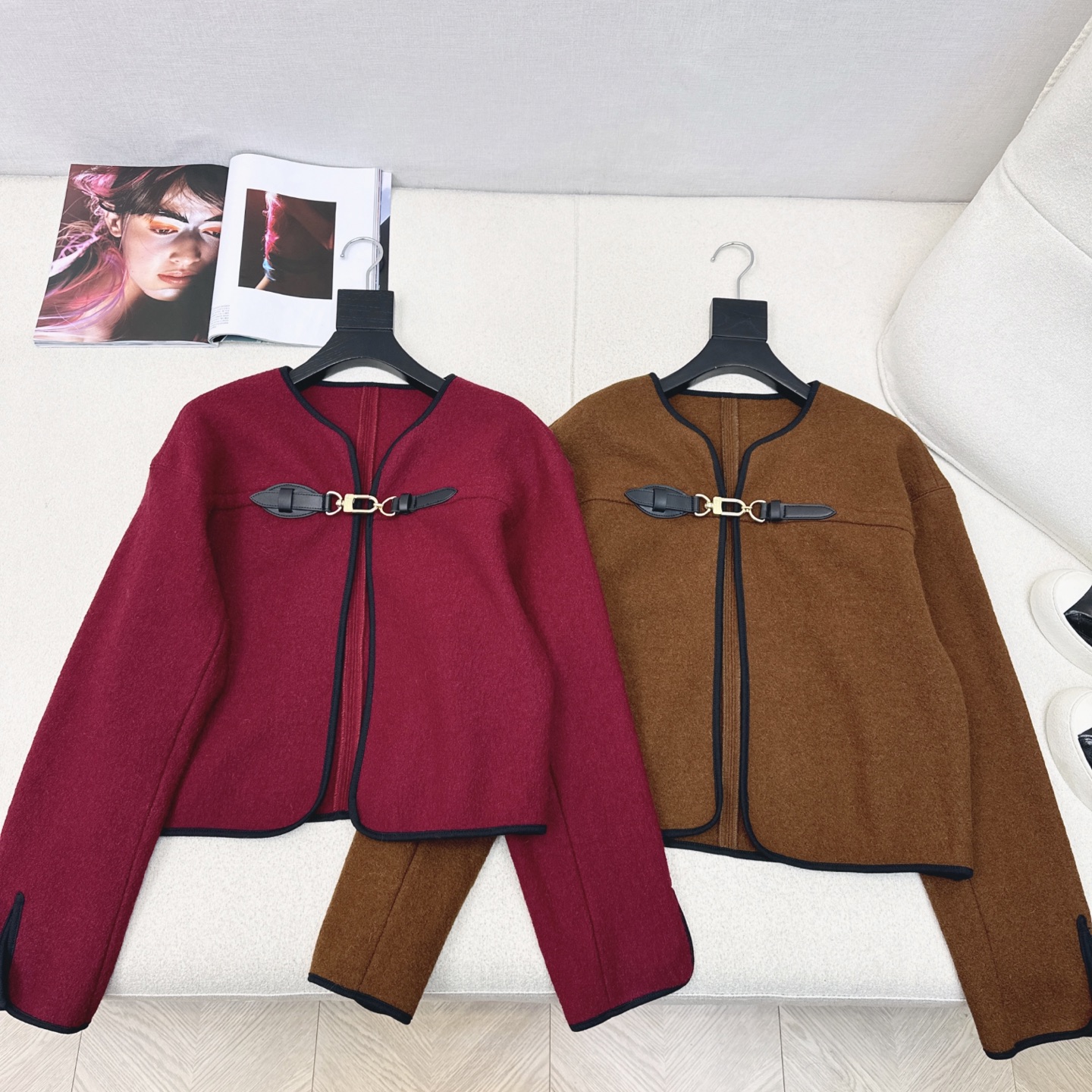 NO:661145,Hot item L home 25Ss——Early autumn latest leather buckle design cape jacket imported heavy terry fabric MONOGRAM hardware accessories Versatile and fashionable version Classic British style not picky and slim upper body Must-have versatile tool for Bai Fumei Imported wool fabric Two colors ready for sale SML (S size shoulder width 55 Bust 102 length 55 There is an error in manual measurement), Louis Vuitton-clothing, louis  vuitton,louis vuitton,jackets & coats, 19860909爆单款 L家 25Ss————早秋最新款皮扣设计斗篷外套进口重磅毛圈面料 MONOGRAM五金配件 版型百搭又时髦 经典英伦风不挑人版型上身巨显瘦 白富美必备百搭神器 进口羊毛昵面料 两色现货发售sml（s码肩宽55胸围102衣长55手工测量有误差）,路易威登-服装,louis vuitton,louis vuitton,jackets & coats, ,Women's clothing