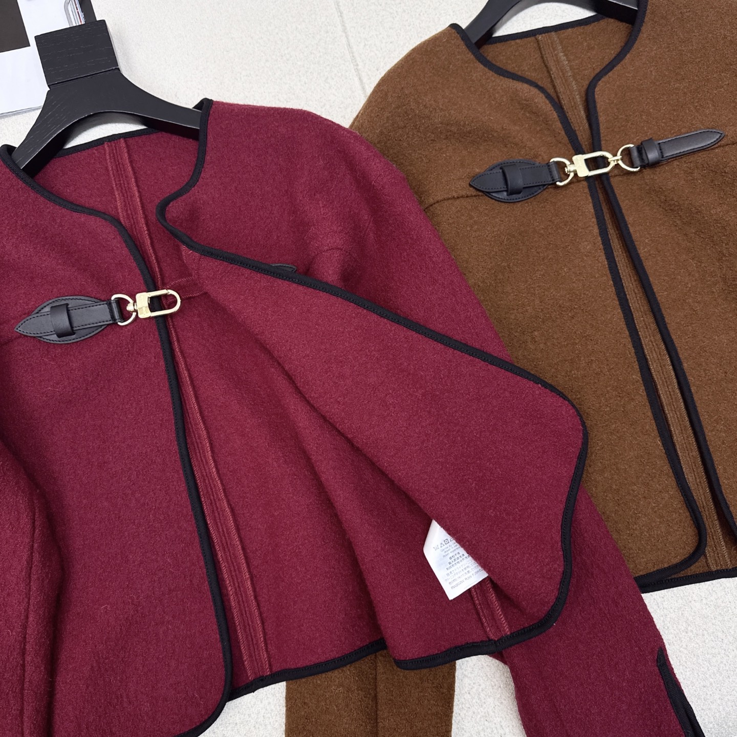 特价🉐️❗️现货齐码❗️不退不换❗️爆单款 L家 25Ss————早秋最新款皮扣设计斗篷外套♥️进口重磅