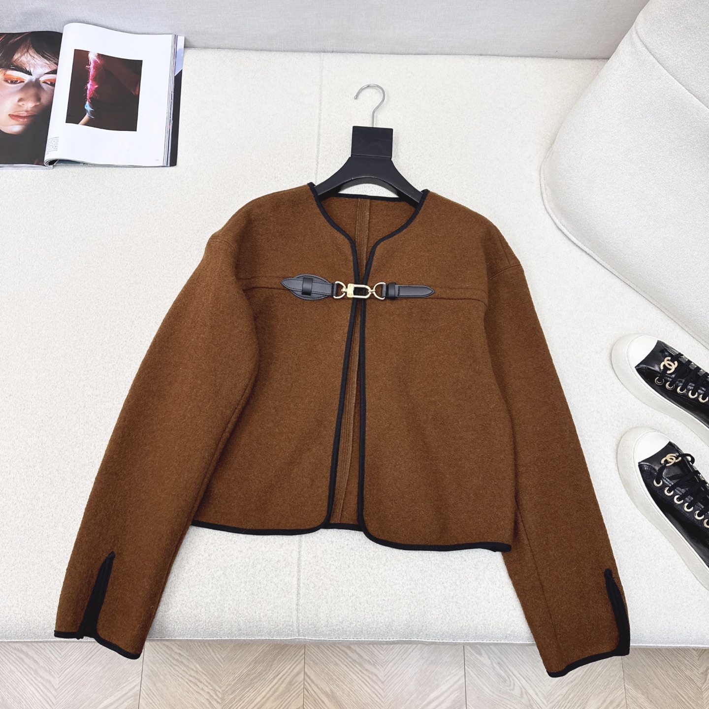 特价🉐️❗️现货齐码❗️不退不换❗️爆单款 L家 25Ss————早秋最新款皮扣设计斗篷外套♥️进口重磅