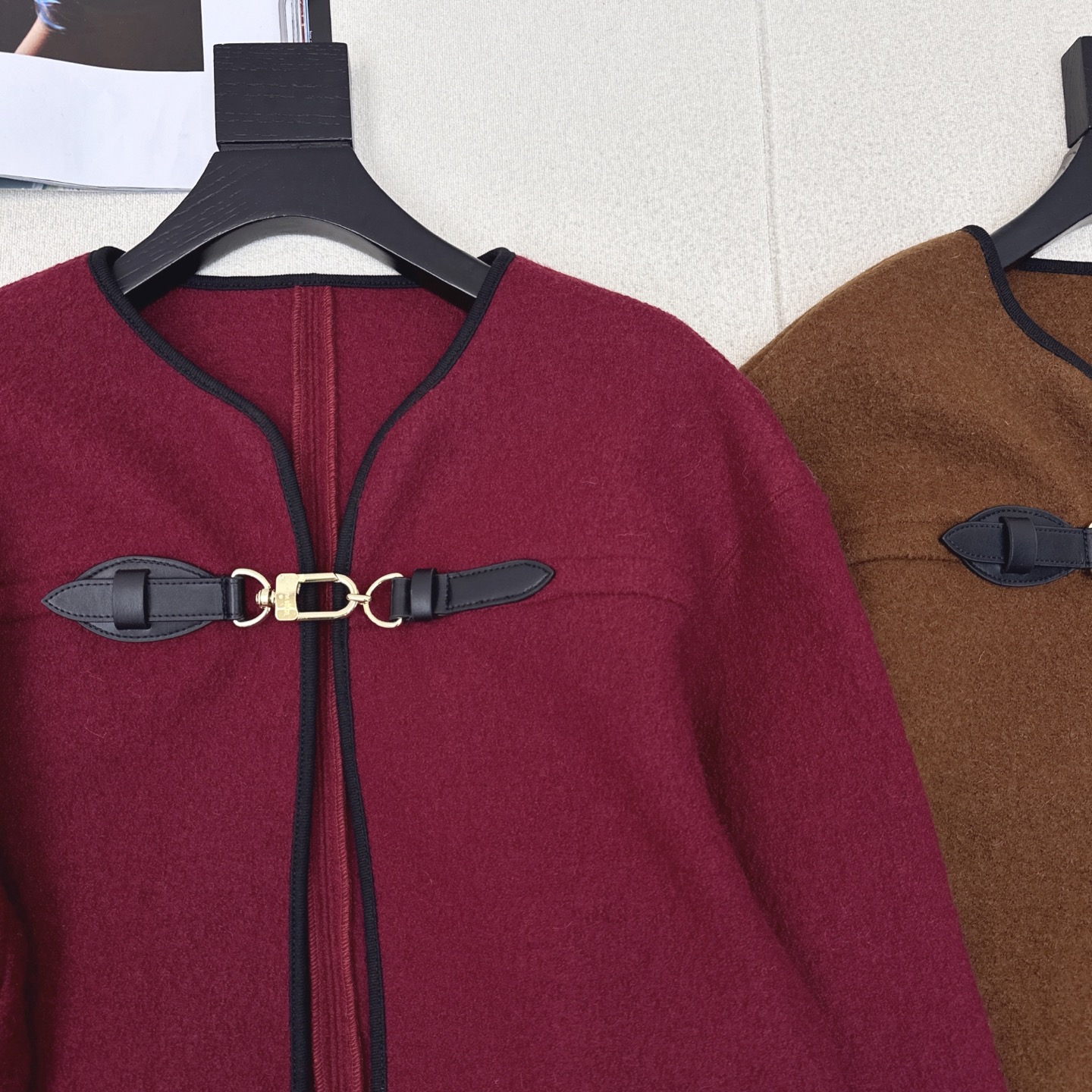 特价🉐️❗️现货齐码❗️不退不换❗️爆单款 L家 25Ss————早秋最新款皮扣设计斗篷外套♥️进口重磅