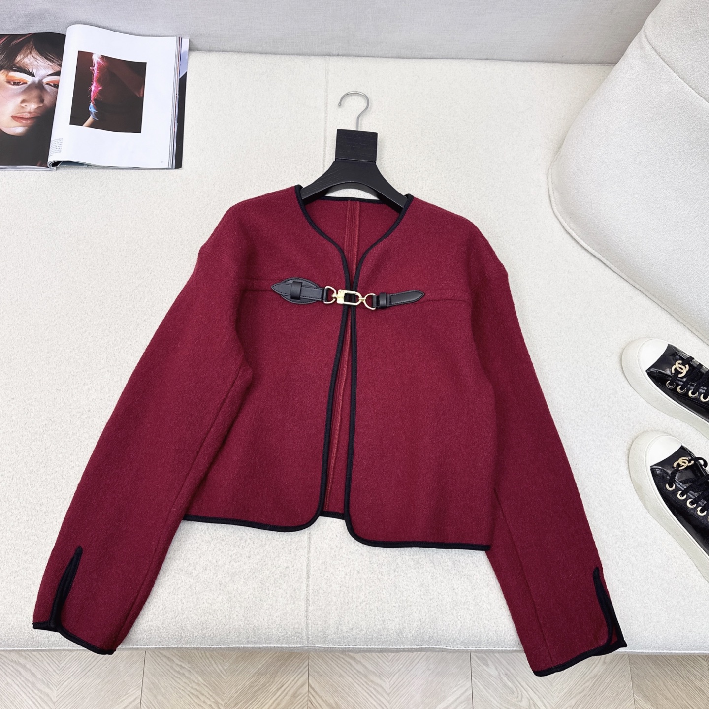 特价🉐️❗️现货齐码❗️不退不换❗️爆单款 L家 25Ss————早秋最新款皮扣设计斗篷外套♥️进口重磅