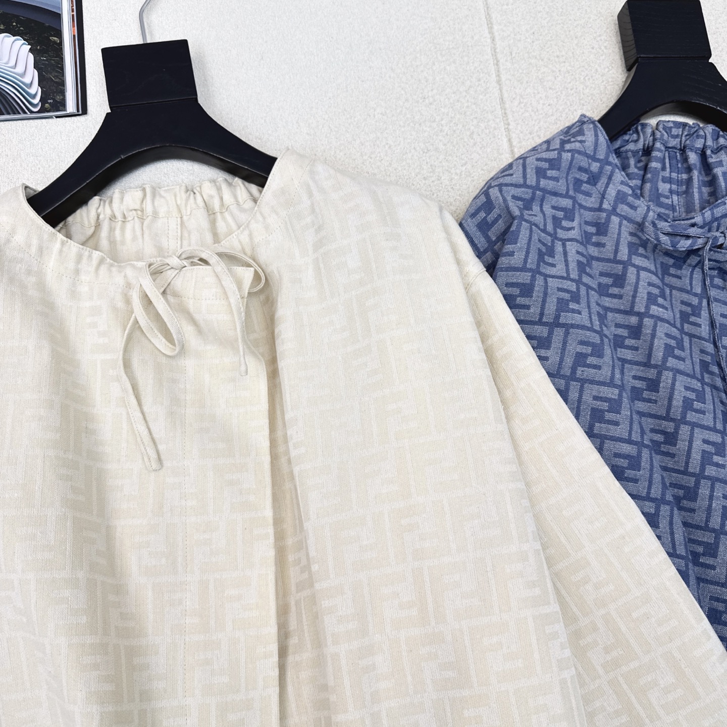 爆单款推荐 FD 26Ss————早秋最新款经典老花FF字母印花斗篷外套🩵轻薄棉混纺面料 柔软舒适 领圈