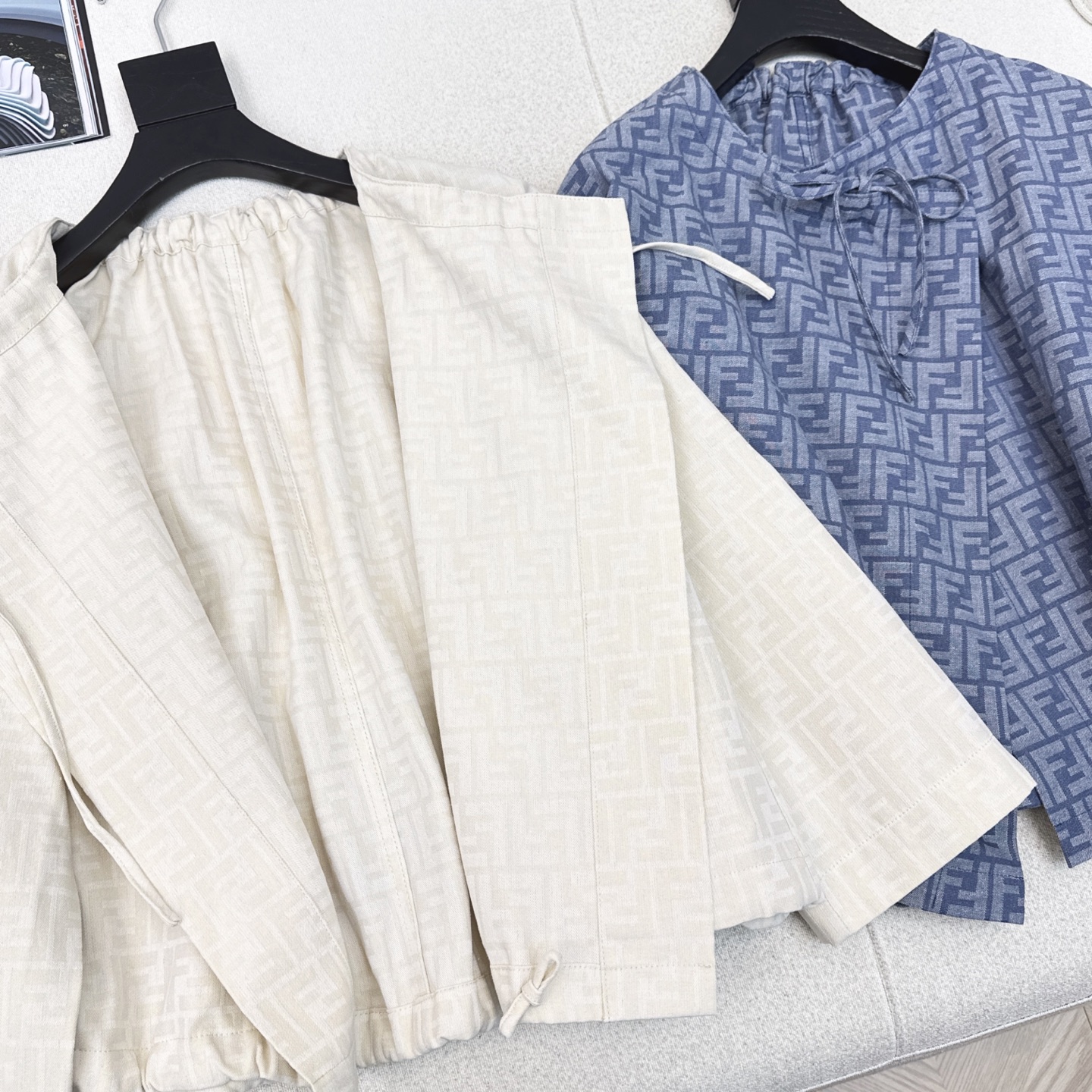 爆单款推荐 FD 26Ss————早秋最新款经典老花FF字母印花斗篷外套🩵轻薄棉混纺面料 柔软舒适 领圈