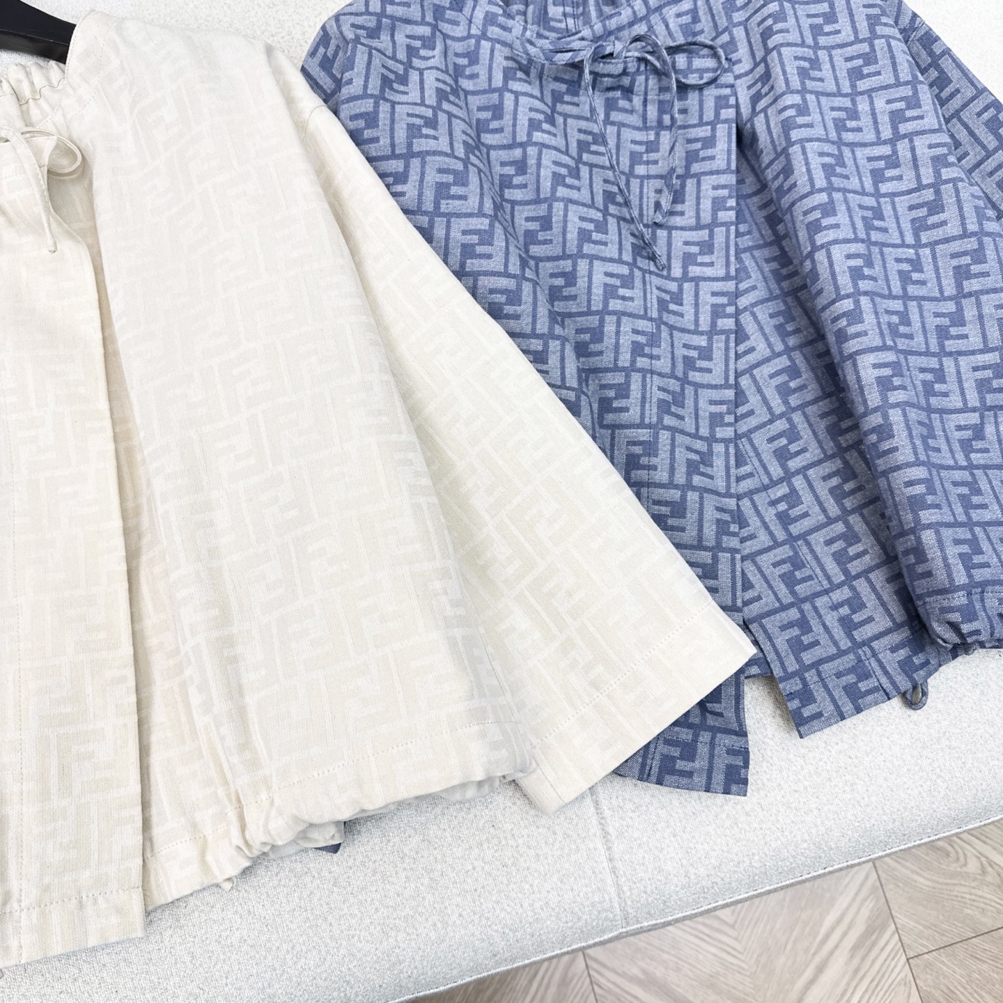 爆单款推荐 FD 26Ss————早秋最新款经典老花FF字母印花斗篷外套🩵轻薄棉混纺面料 柔软舒适 领圈