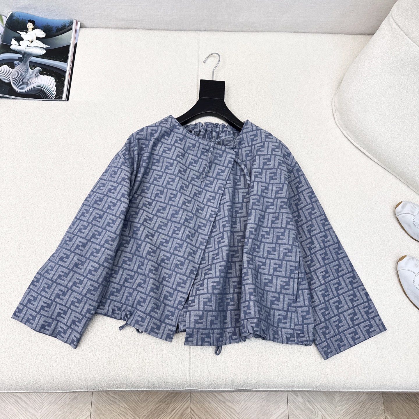 爆单款推荐 FD 26Ss————早秋最新款经典老花FF字母印花斗篷外套🩵轻薄棉混纺面料 柔软舒适 领圈