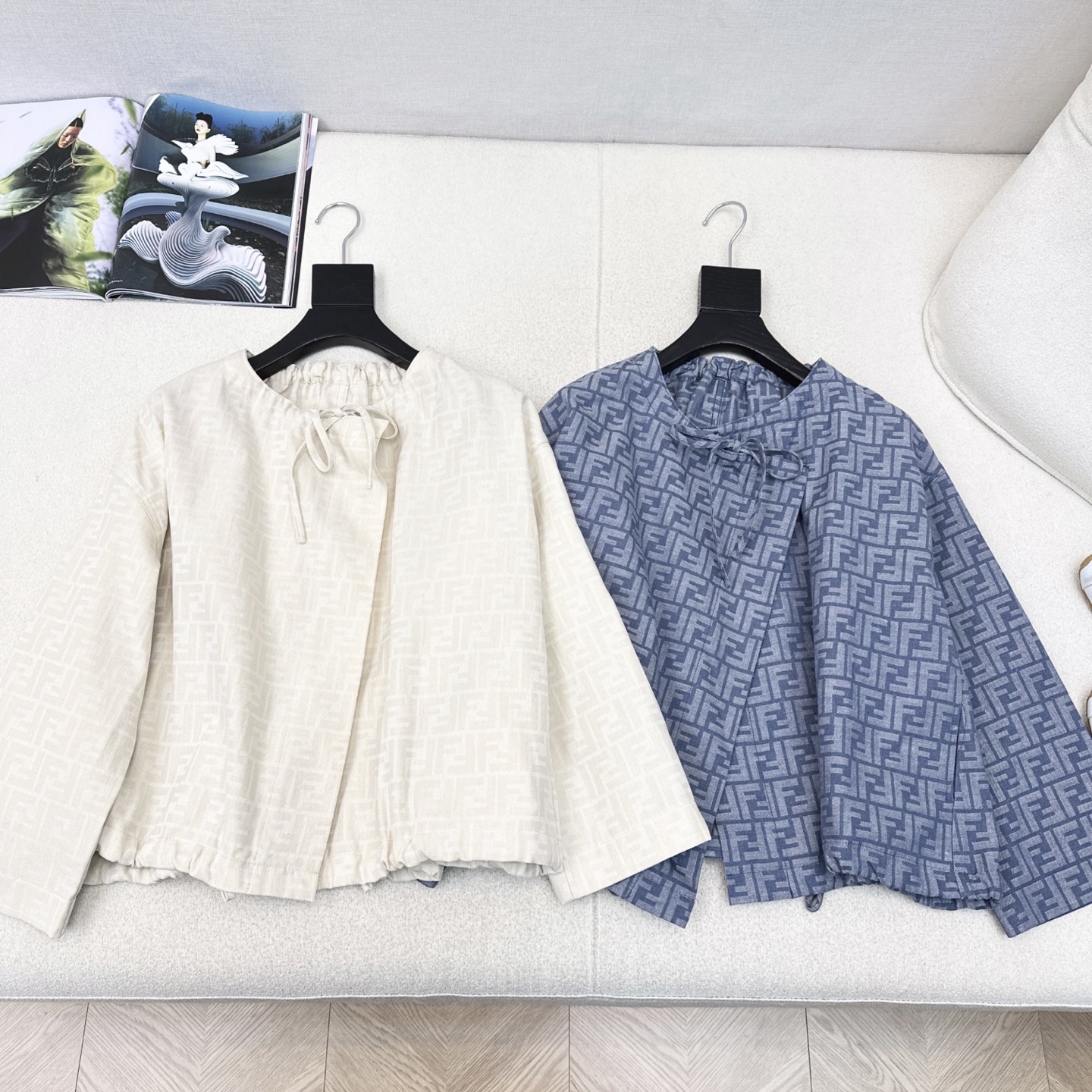 爆单款推荐 FD 26Ss————早秋最新款经典老花FF字母印花斗篷外套🩵轻薄棉混纺面料 柔软舒适 领圈