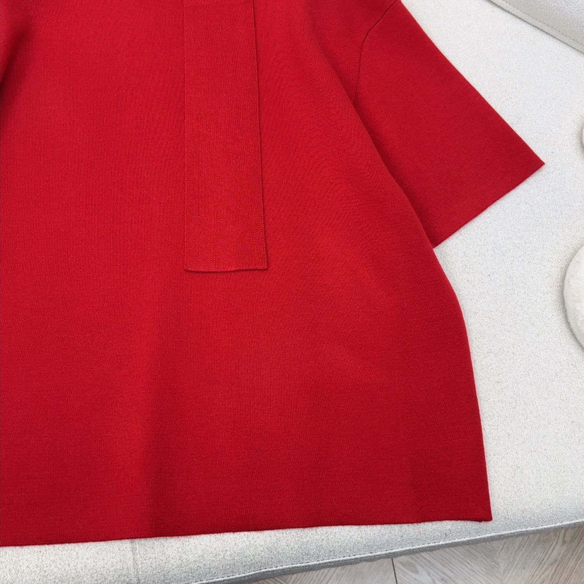 Row 25Ss————早秋最新款飘带围脖设计高级羊毛短袖针织衫♥️超正的红色系 爆单款推荐自留～ 廓形