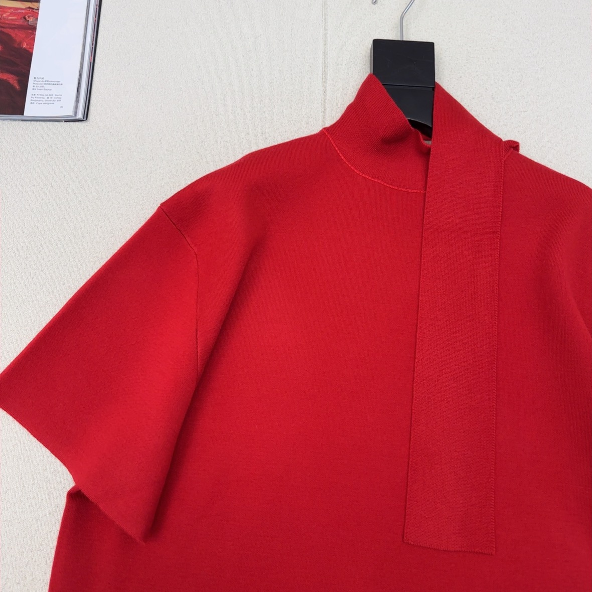 Row 25Ss————早秋最新款飘带围脖设计高级羊毛短袖针织衫♥️超正的红色系 爆单款推荐自留～ 廓形