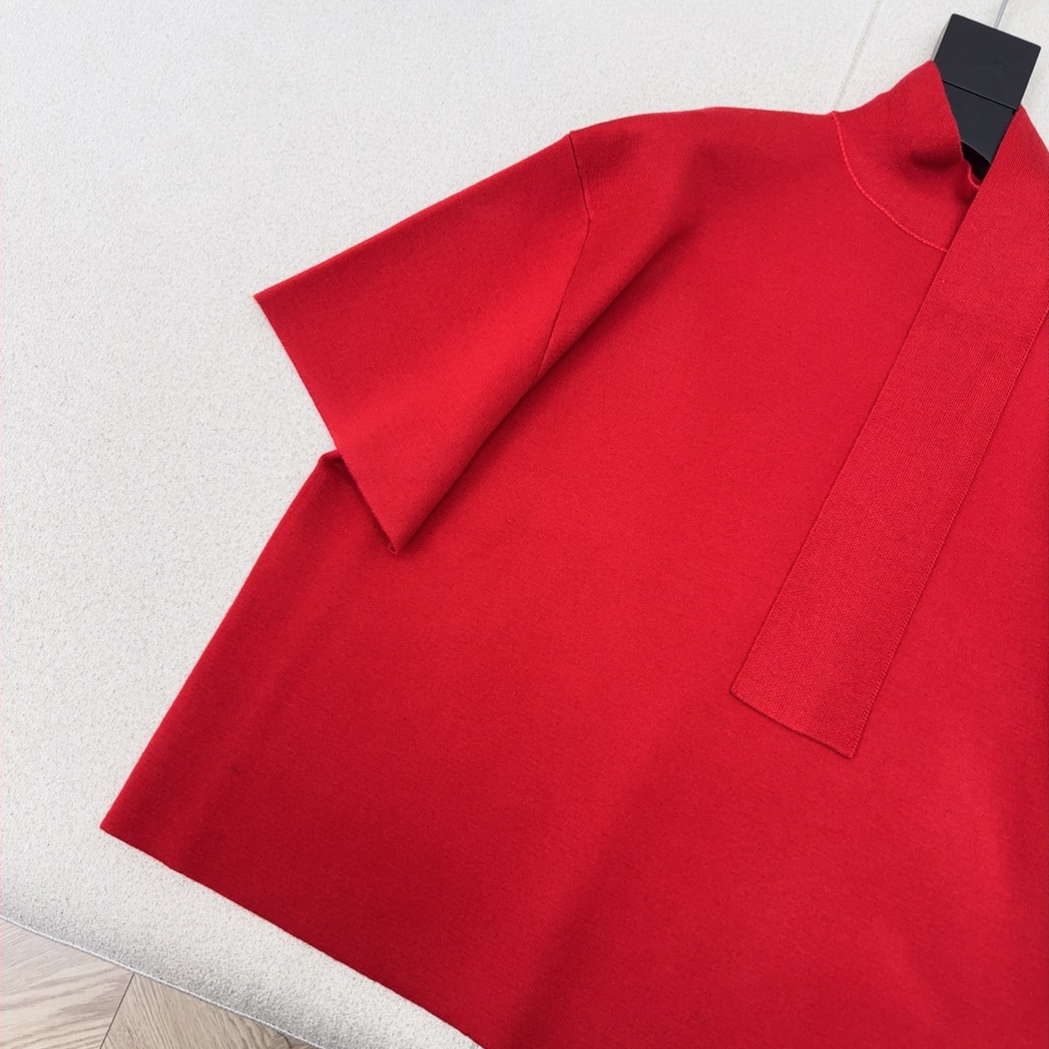 Row 25Ss————早秋最新款飘带围脖设计高级羊毛短袖针织衫♥️超正的红色系 爆单款推荐自留～ 廓形