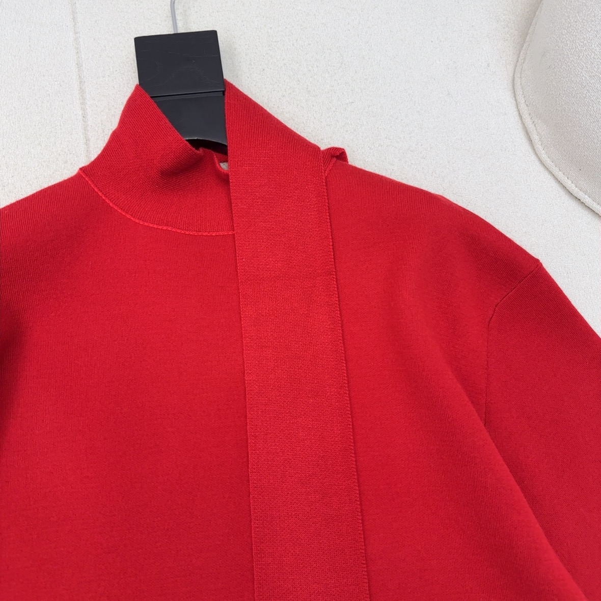 Row 25Ss————早秋最新款飘带围脖设计高级羊毛短袖针织衫♥️超正的红色系 爆单款推荐自留～ 廓形