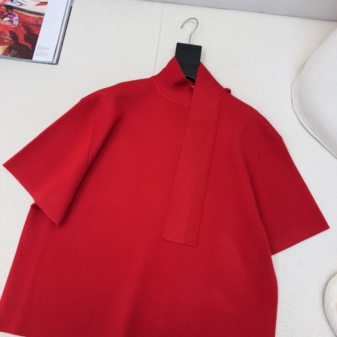 Row 25Ss————早秋最新款飘带围脖设计高级羊毛短袖针织衫♥️超正的红色系 爆单款推荐自留～ 廓形