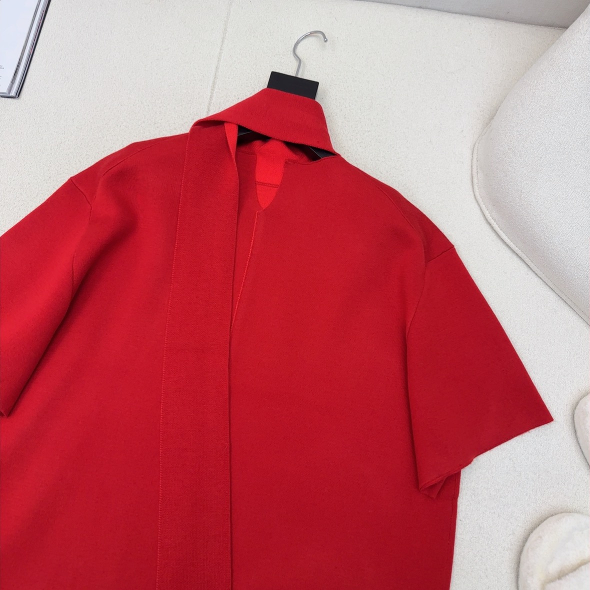 Row 25Ss————早秋最新款飘带围脖设计高级羊毛短袖针织衫♥️超正的红色系 爆单款推荐自留～ 廓形