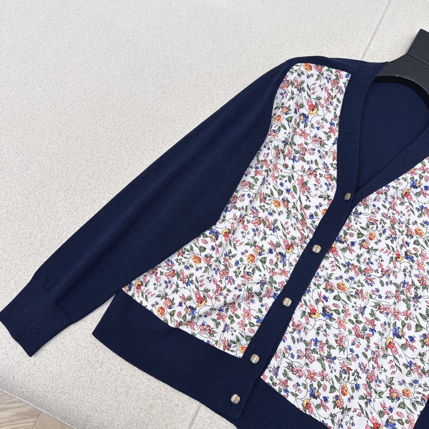 高智感老钱风穿搭 lp🆕 25Ss———早秋最新款高级感印花拼接V领开衫🖤七夕限定复古田园繁花精致图案 