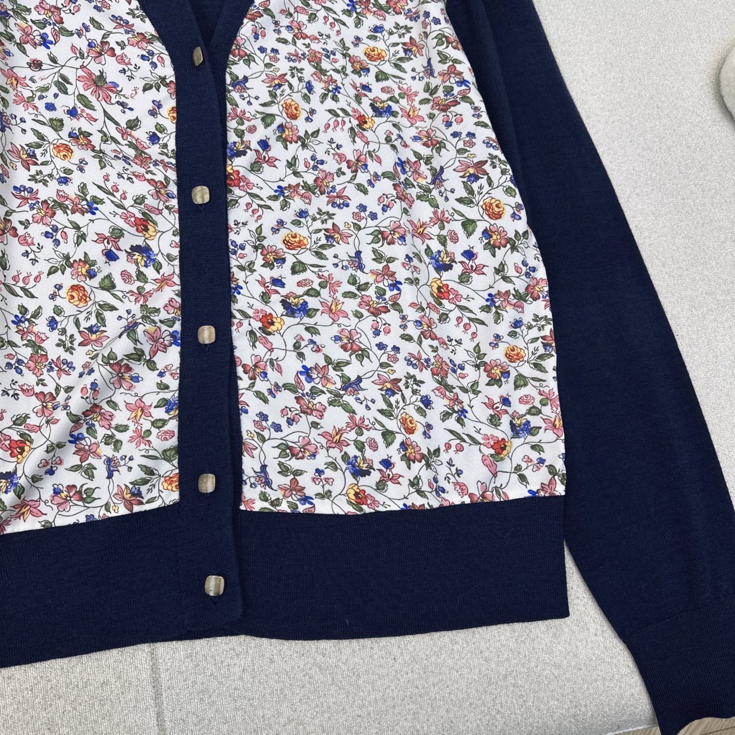 高智感老钱风穿搭 lp🆕 25Ss———早秋最新款高级感印花拼接V领开衫🖤七夕限定复古田园繁花精致图案 