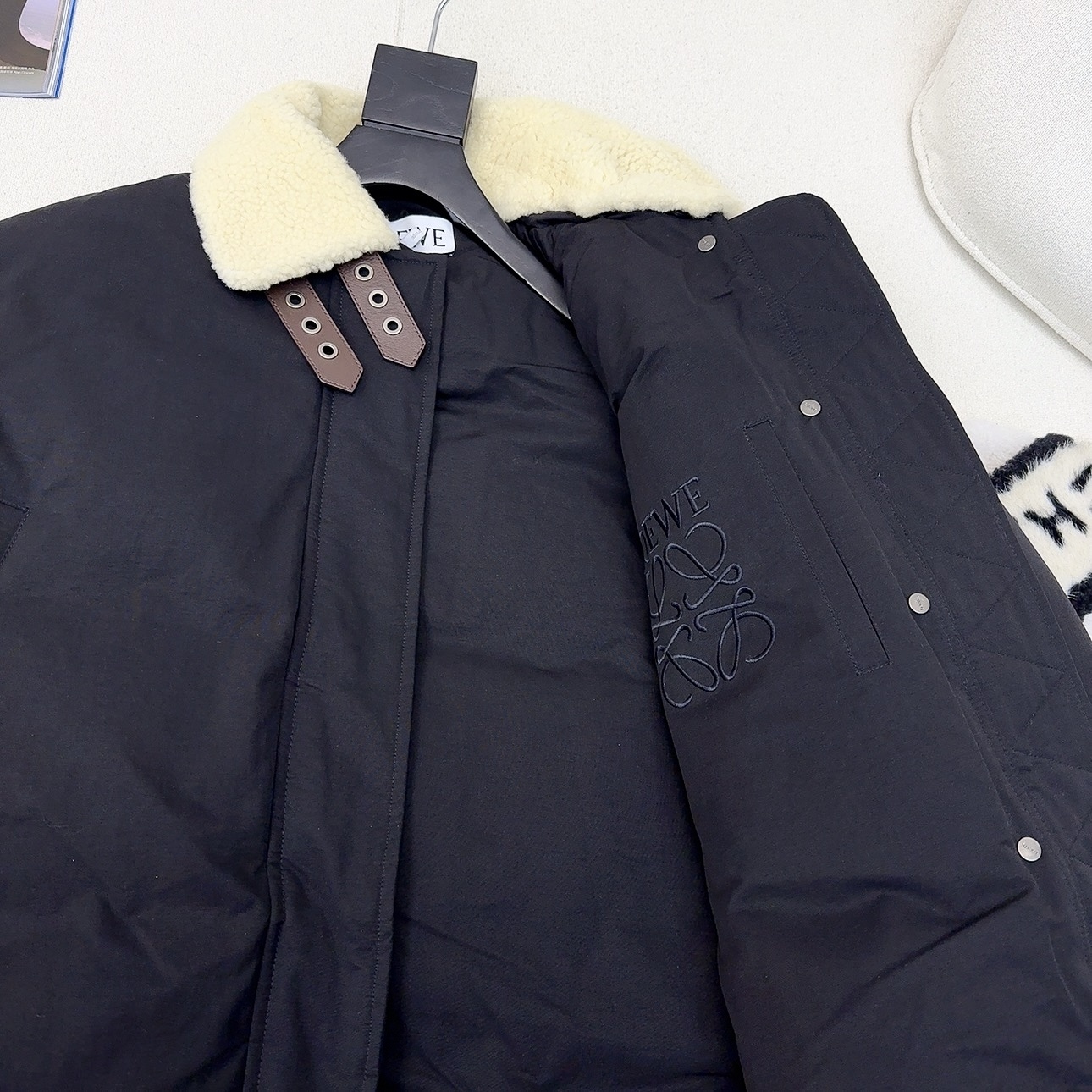 爆款推荐 原单品质 loe 25Ss———秋冬新款拼羊羔毛领面包羽绒服外套💛 超可爱宽松气球廓形 版型绝