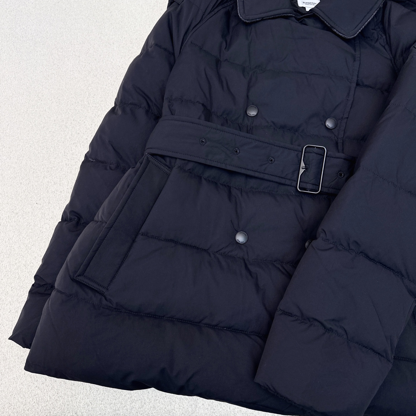 原单品质 Bur 25SS ———秋冬新款经典双排扣翻领短款羽绒服外套 🖤实穿性很高 专柜每年必火的经典