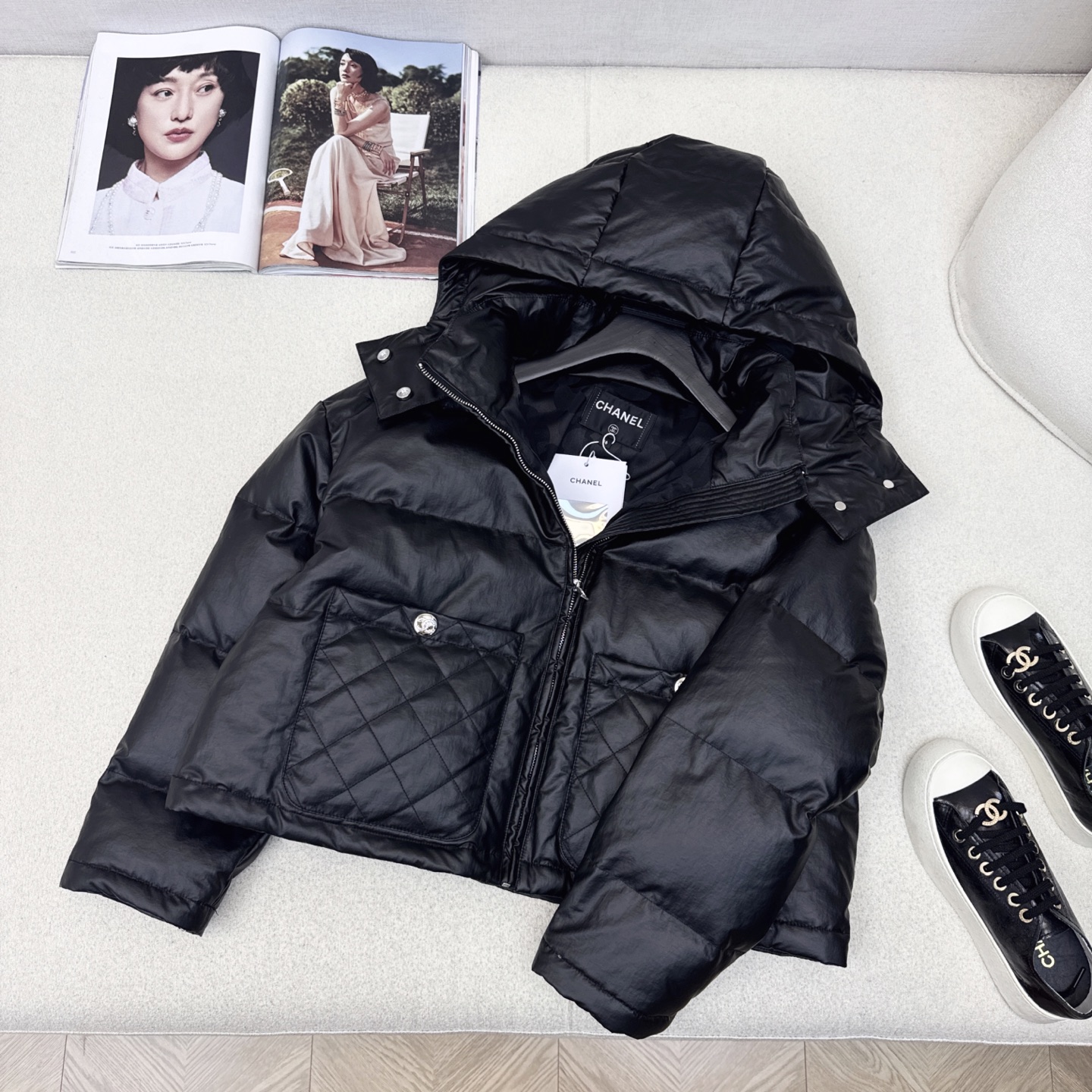 独家首发 C家 25Ss————秋冬最新款双口袋装饰连帽短款羽绒服🖤 随意搭配针织打底优雅又气质 略微宽