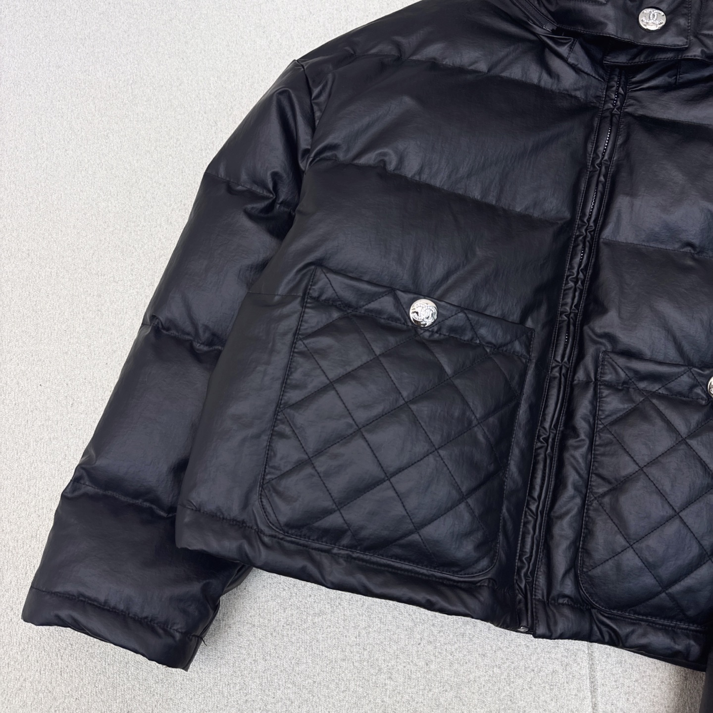 独家首发 C家 25Ss————秋冬最新款双口袋装饰连帽短款羽绒服🖤 随意搭配针织打底优雅又气质 略微宽