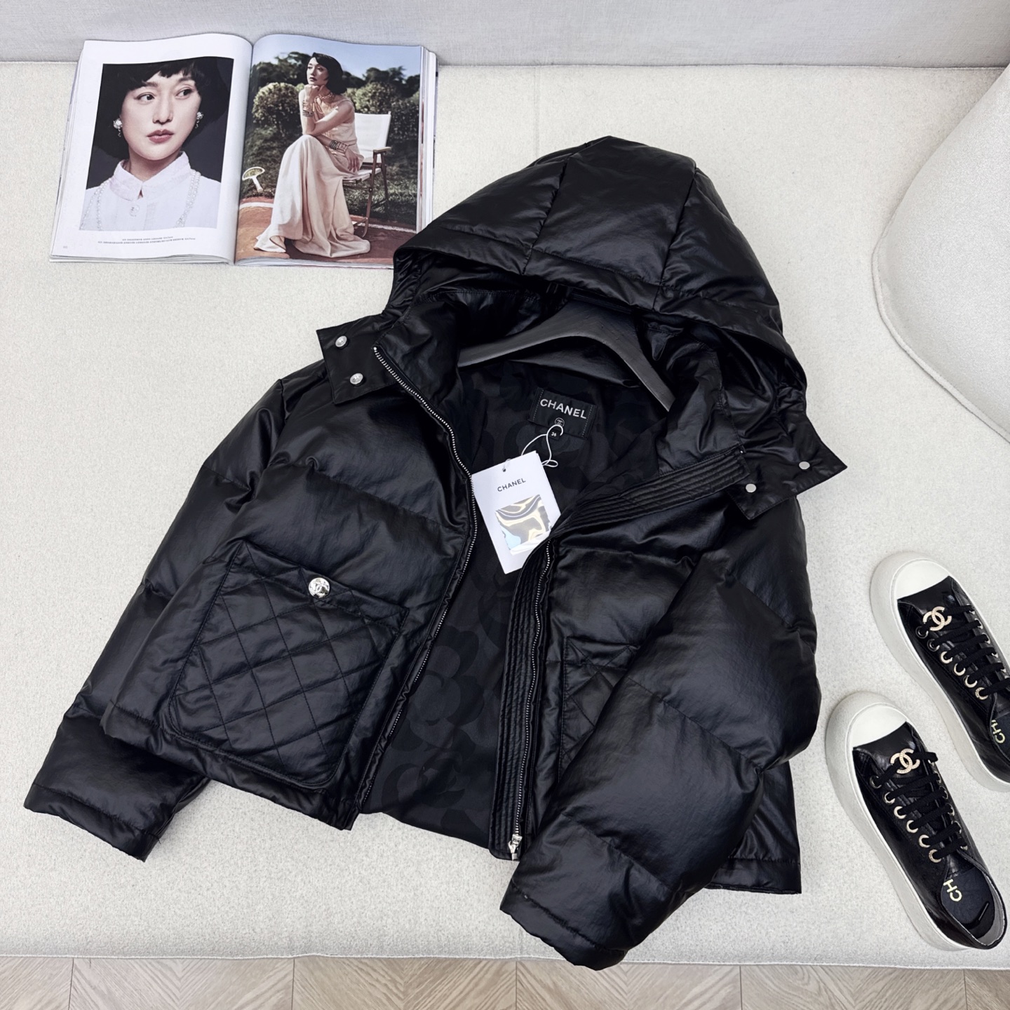 独家首发 C家 25Ss————秋冬最新款双口袋装饰连帽短款羽绒服🖤 随意搭配针织打底优雅又气质 略微宽