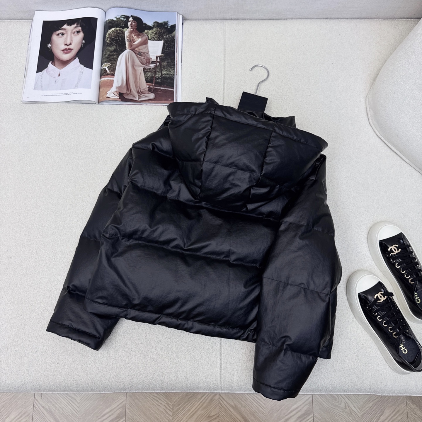 独家首发 C家 25Ss————秋冬最新款双口袋装饰连帽短款羽绒服🖤 随意搭配针织打底优雅又气质 略微宽