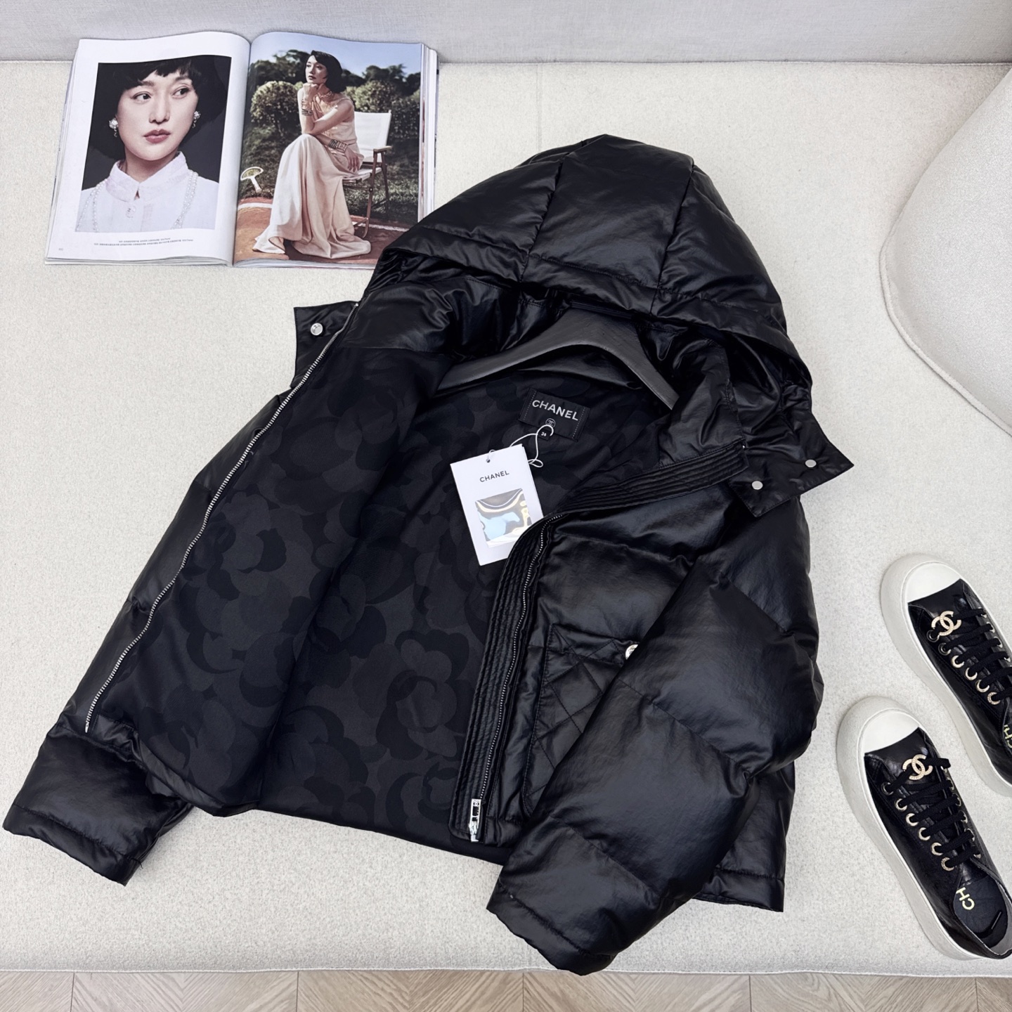 独家首发 C家 25Ss————秋冬最新款双口袋装饰连帽短款羽绒服🖤 随意搭配针织打底优雅又气质 略微宽