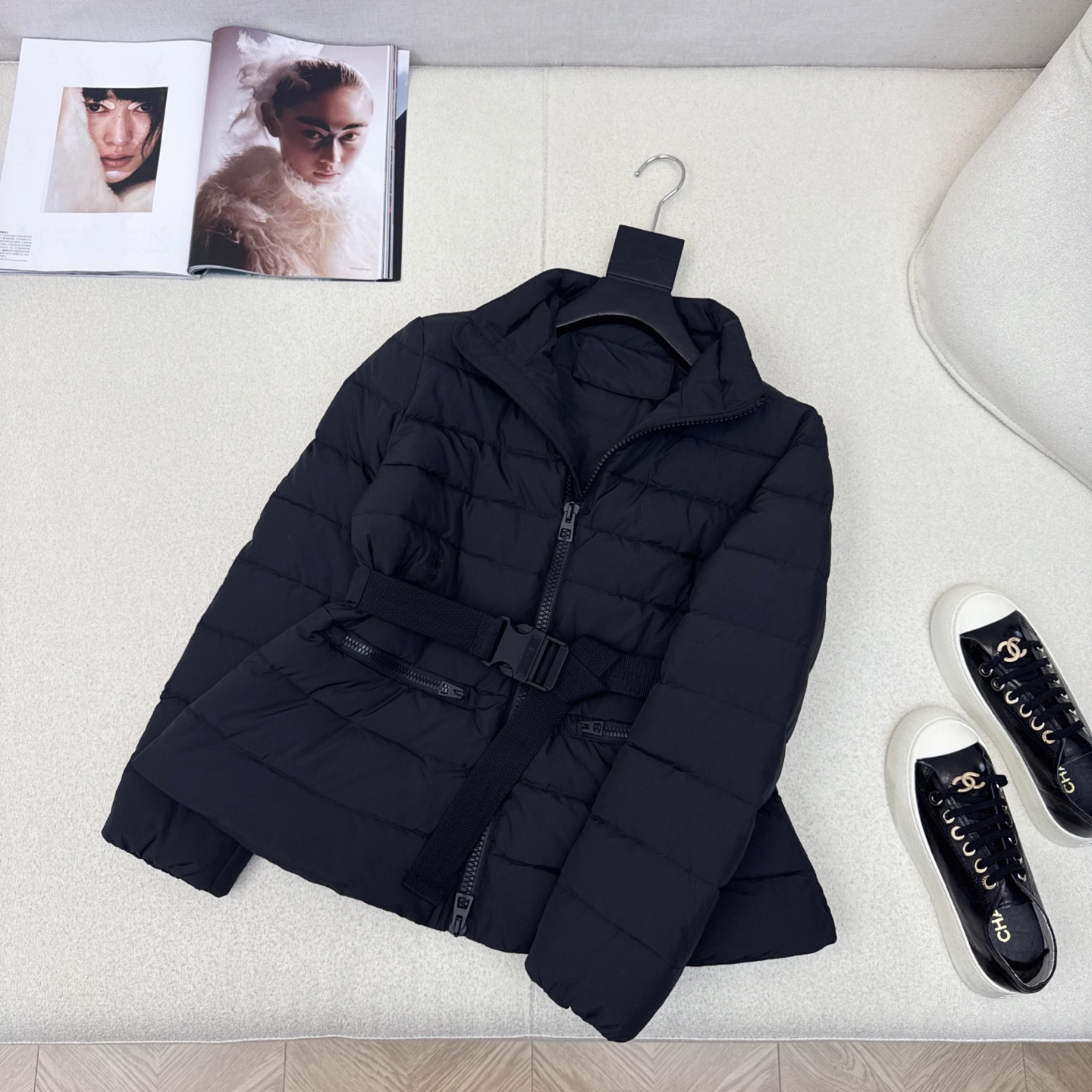 独家款～CD 25Ss———秋冬最新款立领简约收腰羽绒服 🖤经典的蜜蜂刺绣细节加持 小立领收腰版型 搭配