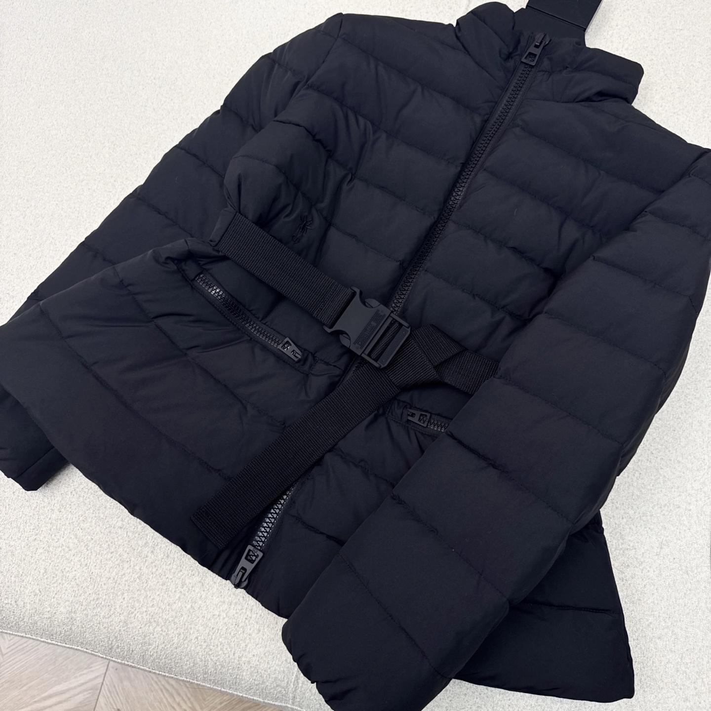 独家款～CD 25Ss———秋冬最新款立领简约收腰羽绒服 🖤经典的蜜蜂刺绣细节加持 小立领收腰版型 搭配