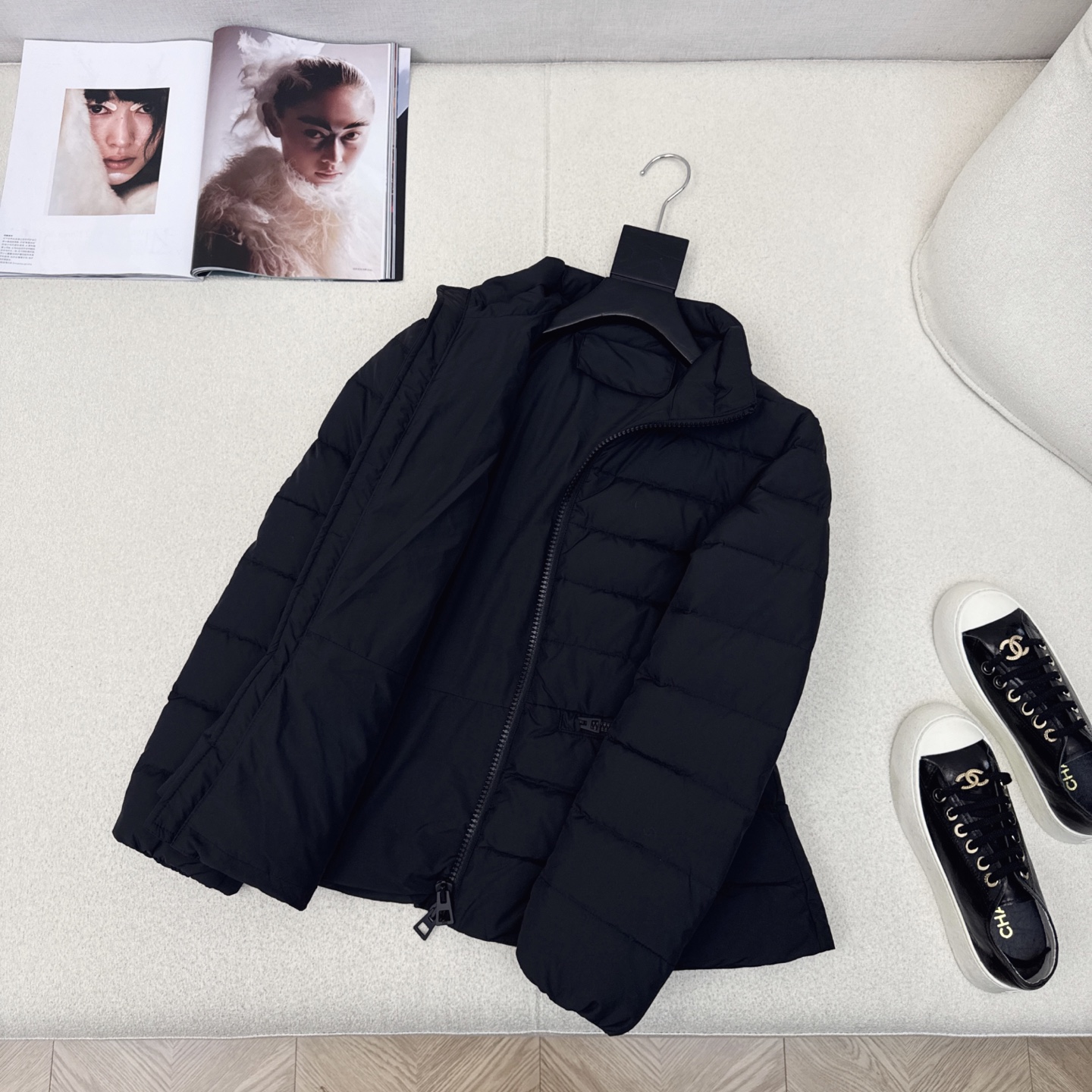 独家款～CD 25Ss———秋冬最新款立领简约收腰羽绒服 🖤经典的蜜蜂刺绣细节加持 小立领收腰版型 搭配