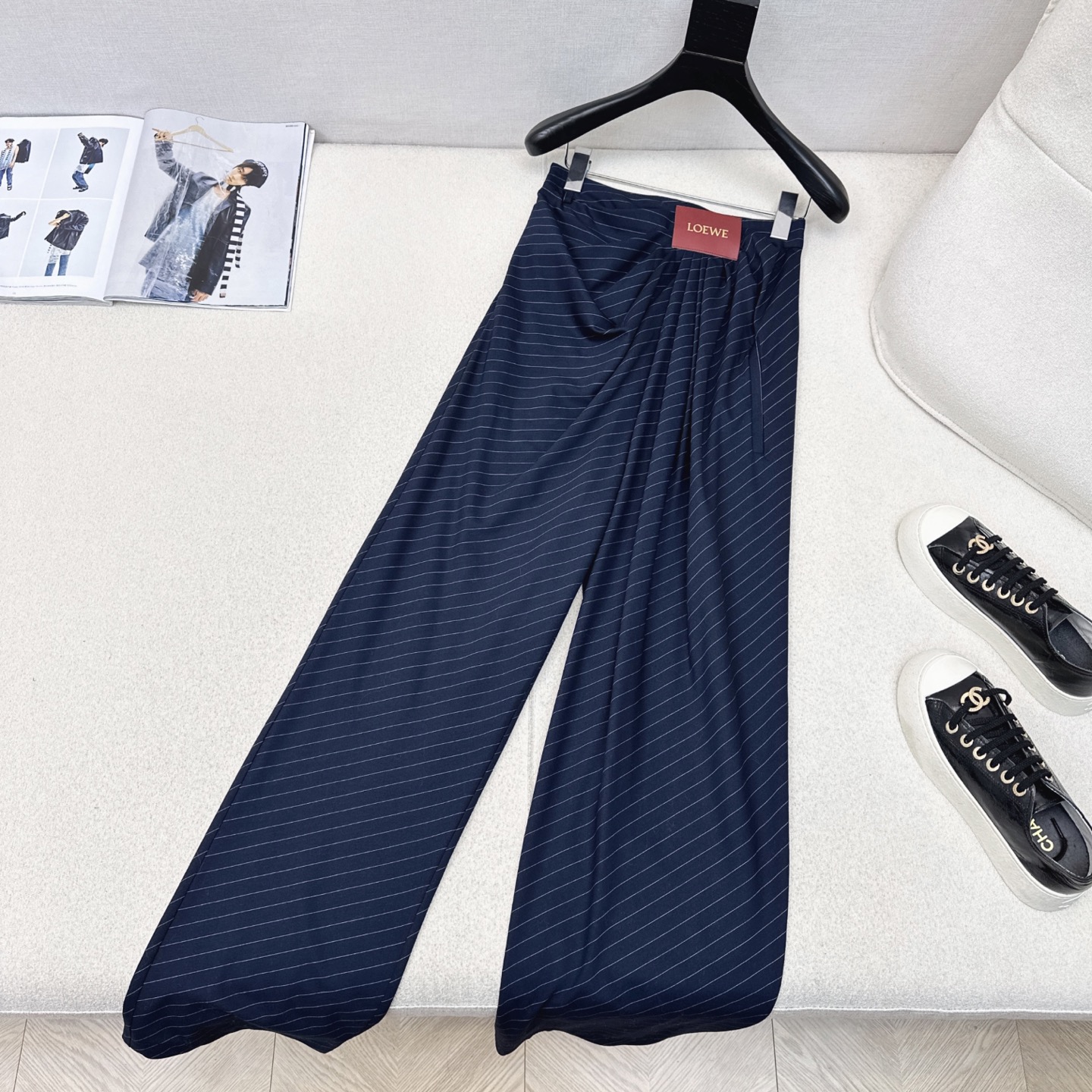 特价🉐️❗️现货齐码❗️不退不换❗️Loe 25Ss———秋冬最新款褶皱logo皮革装饰套装🩶小短款西装