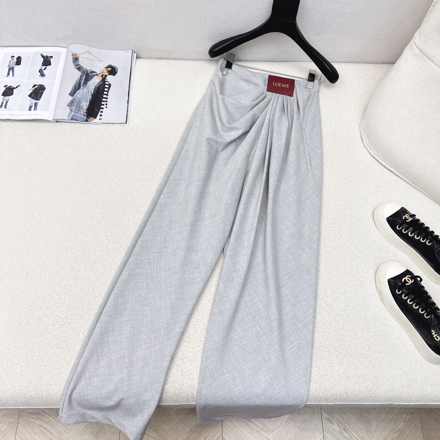 特价🉐️❗️现货齐码❗️不退不换❗️Loe 25Ss———秋冬最新款褶皱logo皮革装饰套装🩶小短款西装