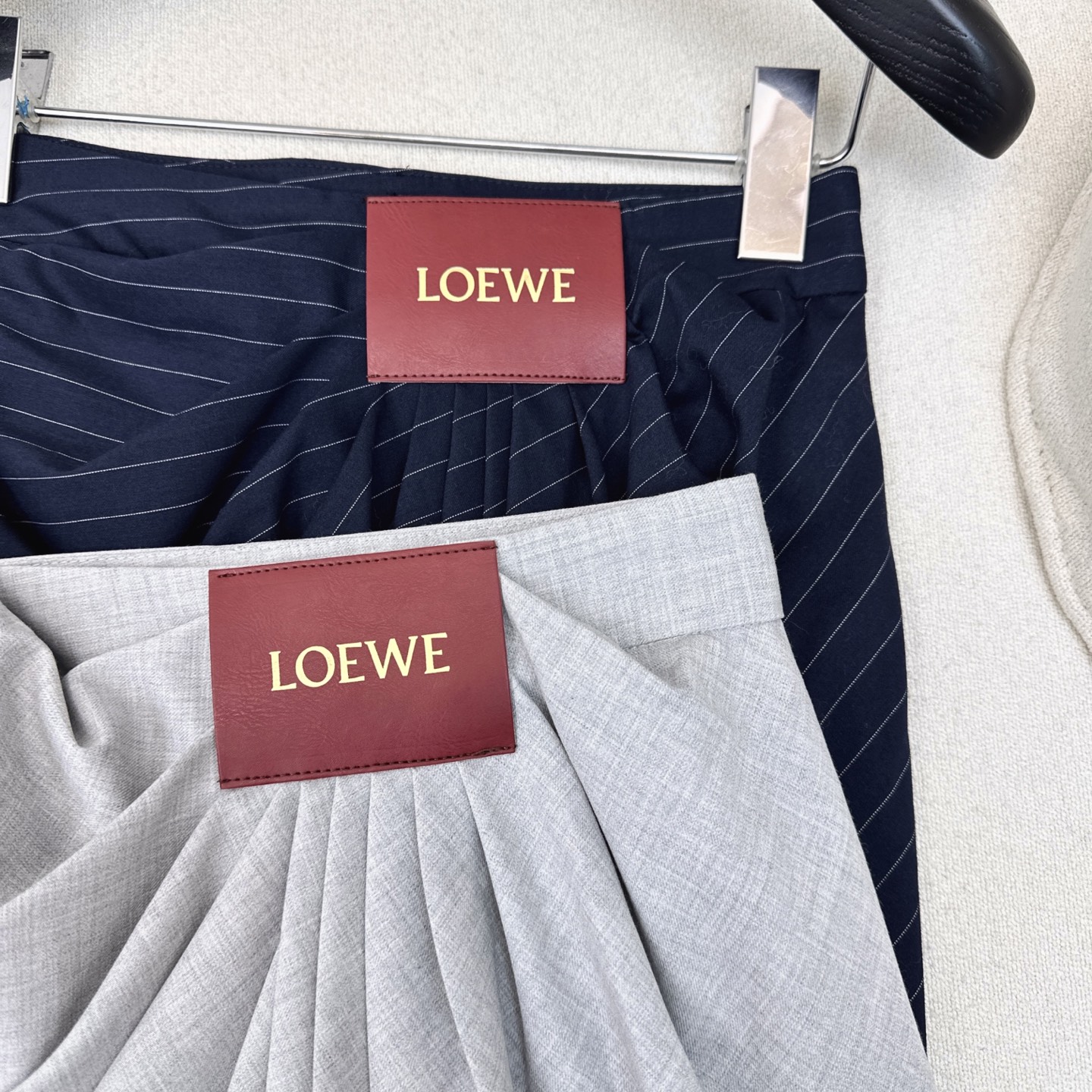 特价🉐️❗️现货齐码❗️不退不换❗️Loe 25Ss———秋冬最新款褶皱logo皮革装饰套装🩶小短款西装