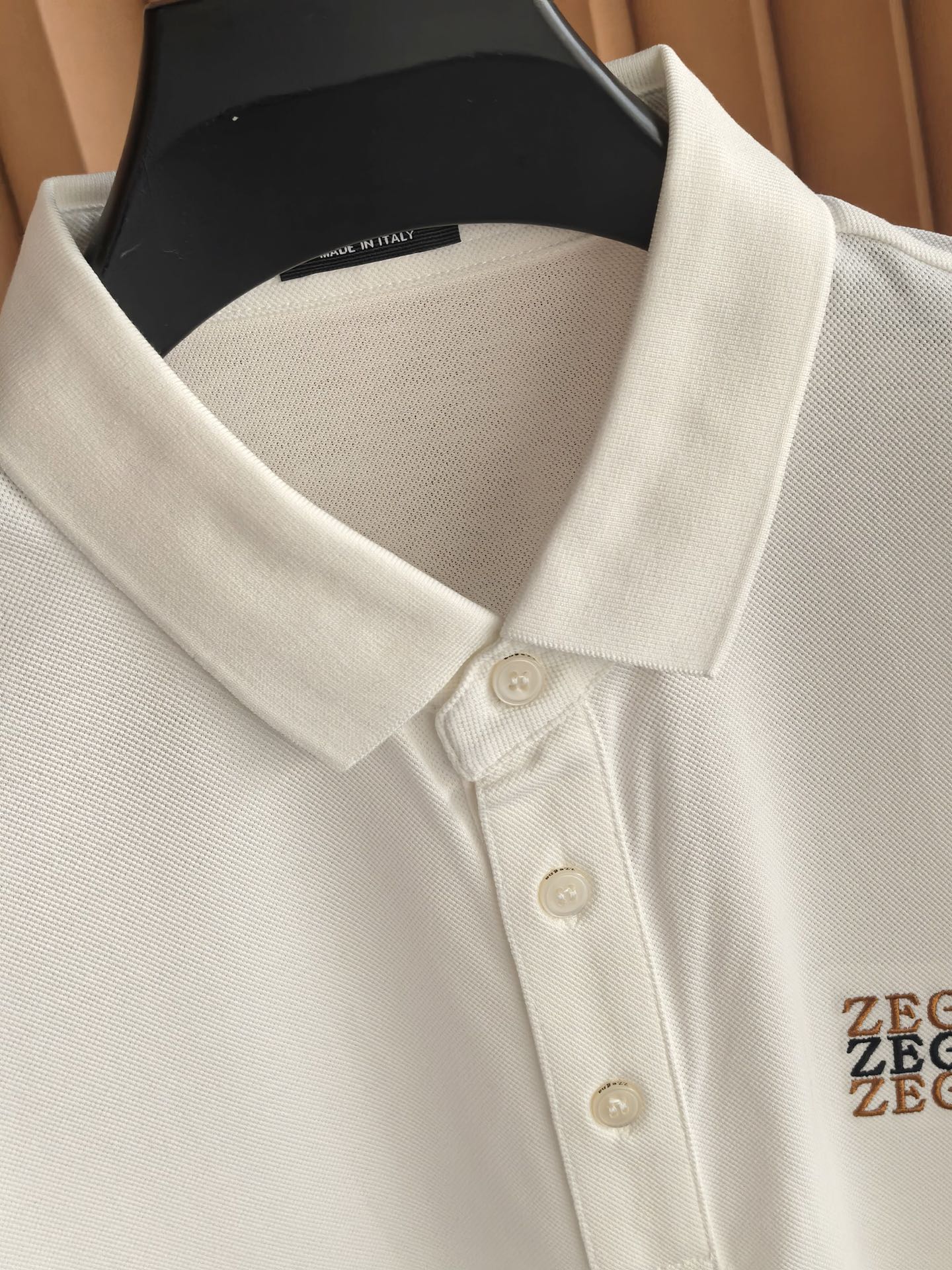 ZEGNA 杰尼亚2026精选丝光双面珠地面料，经丝光处理后织物表面形成细腻光泽，触感如丝绸般柔滑；双面