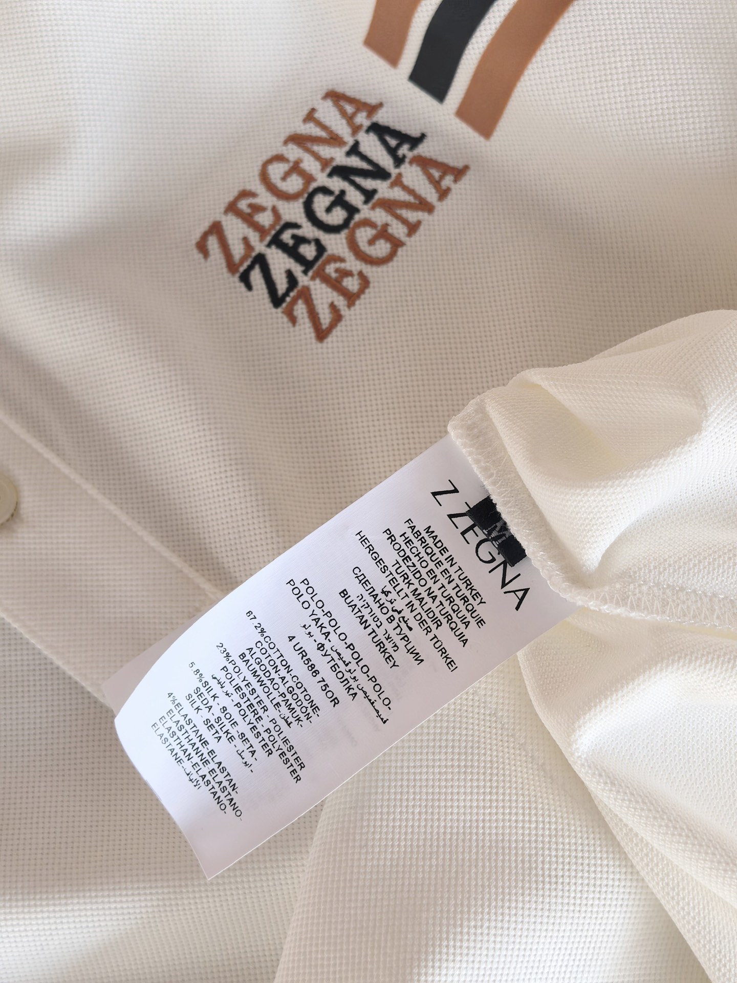 ZEGNA 杰尼亚2026精选丝光双面珠地面料，经丝光处理后织物表面形成细腻光泽，触感如丝绸般柔滑；双面