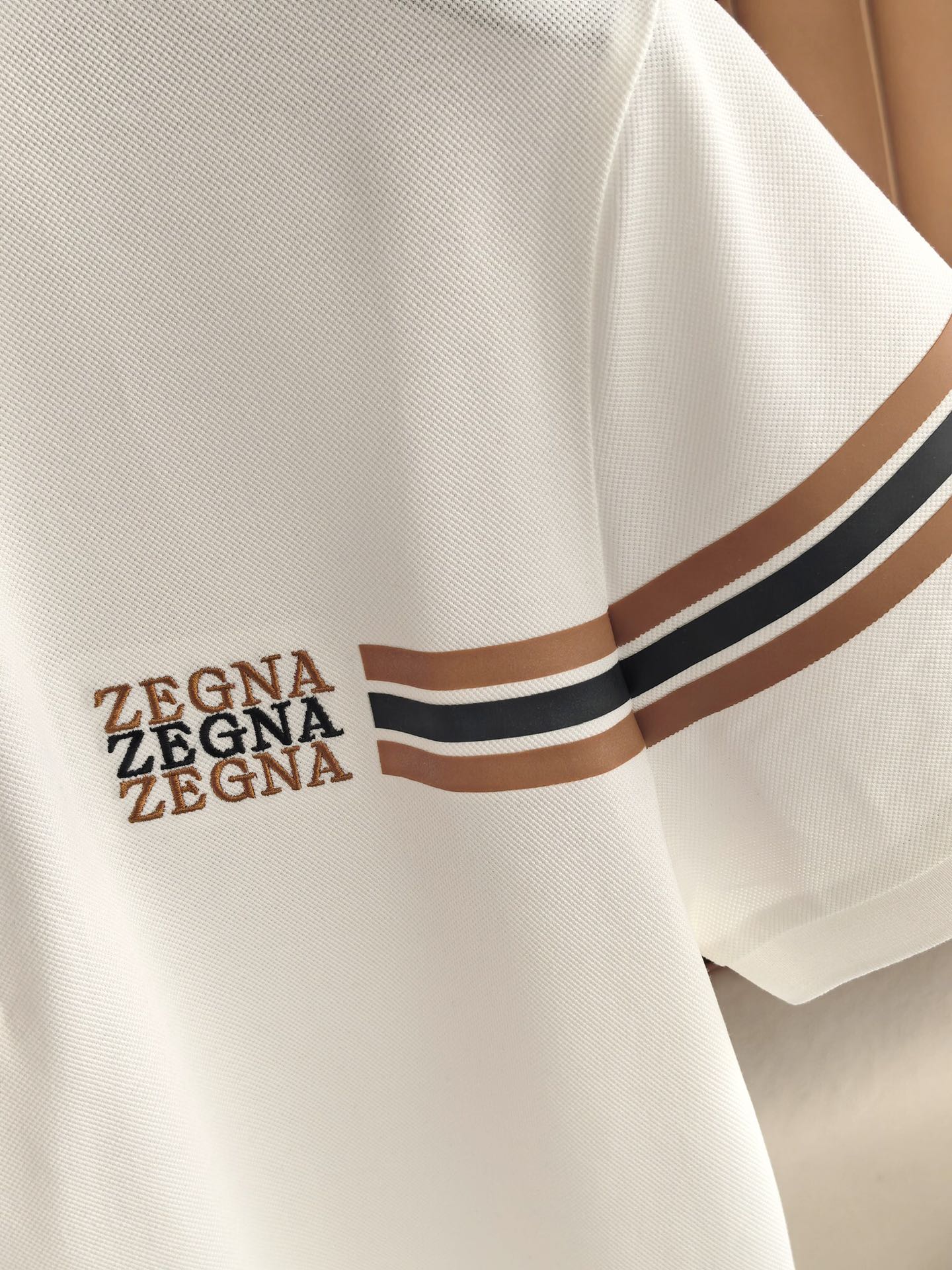ZEGNA 杰尼亚2026精选丝光双面珠地面料，经丝光处理后织物表面形成细腻光泽，触感如丝绸般柔滑；双面