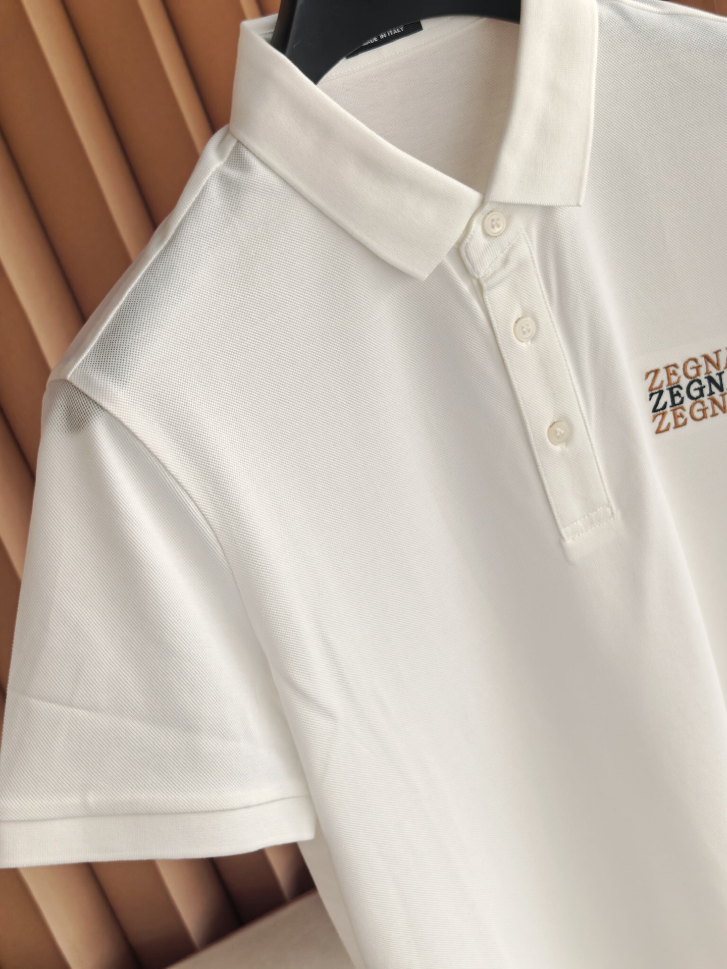 ZEGNA 杰尼亚2026精选丝光双面珠地面料，经丝光处理后织物表面形成细腻光泽，触感如丝绸般柔滑；双面