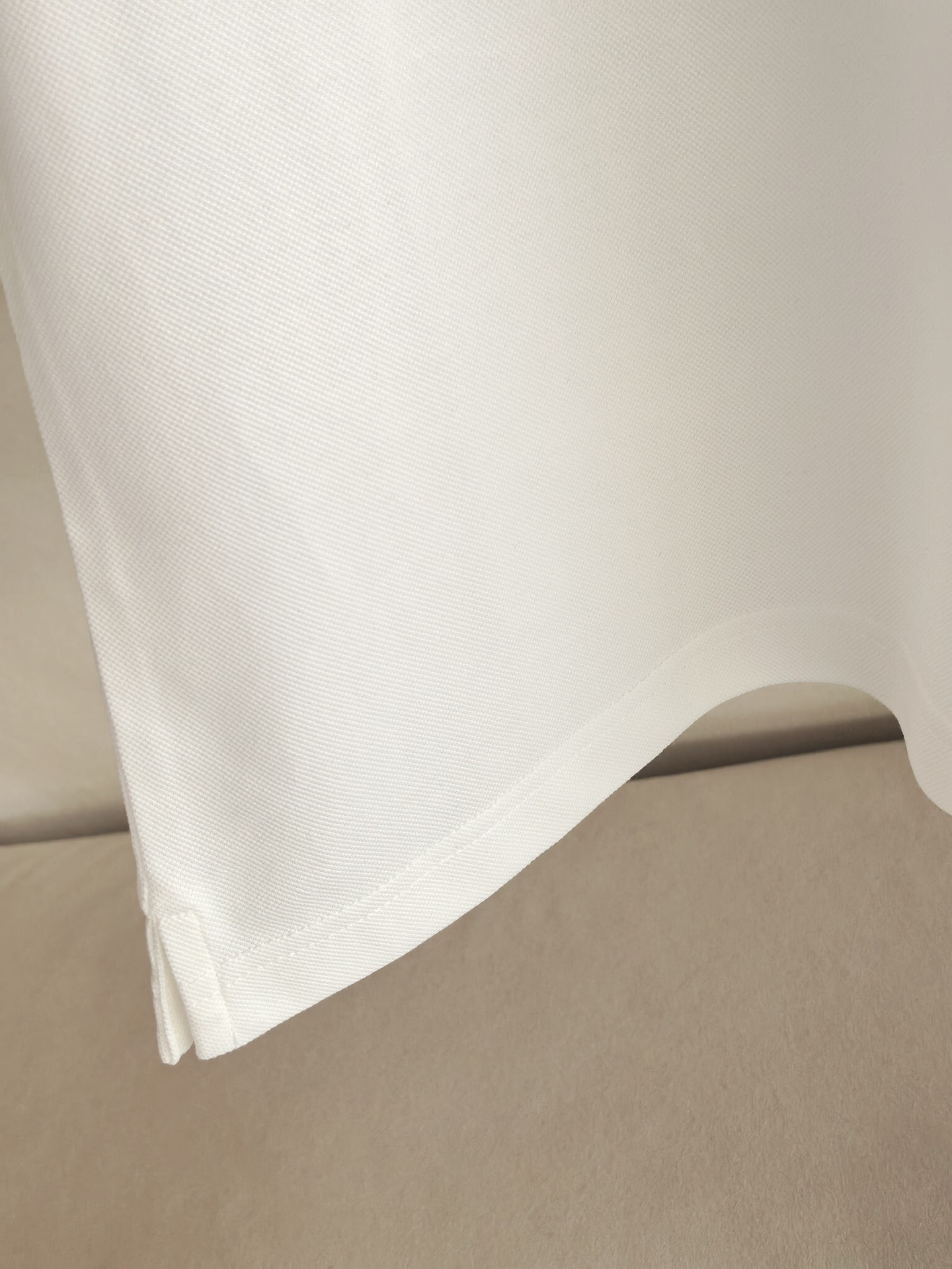 ZEGNA 杰尼亚2026精选丝光双面珠地面料，经丝光处理后织物表面形成细腻光泽，触感如丝绸般柔滑；双面