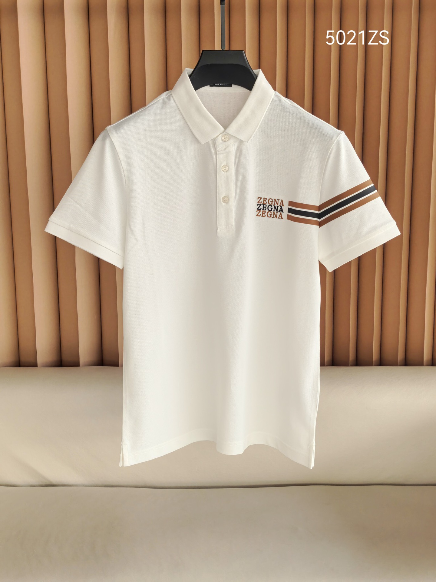 ZEGNA 杰尼亚2026精选丝光双面珠地面料，经丝光处理后织物表面形成细腻光泽，触感如丝绸般柔滑；双面