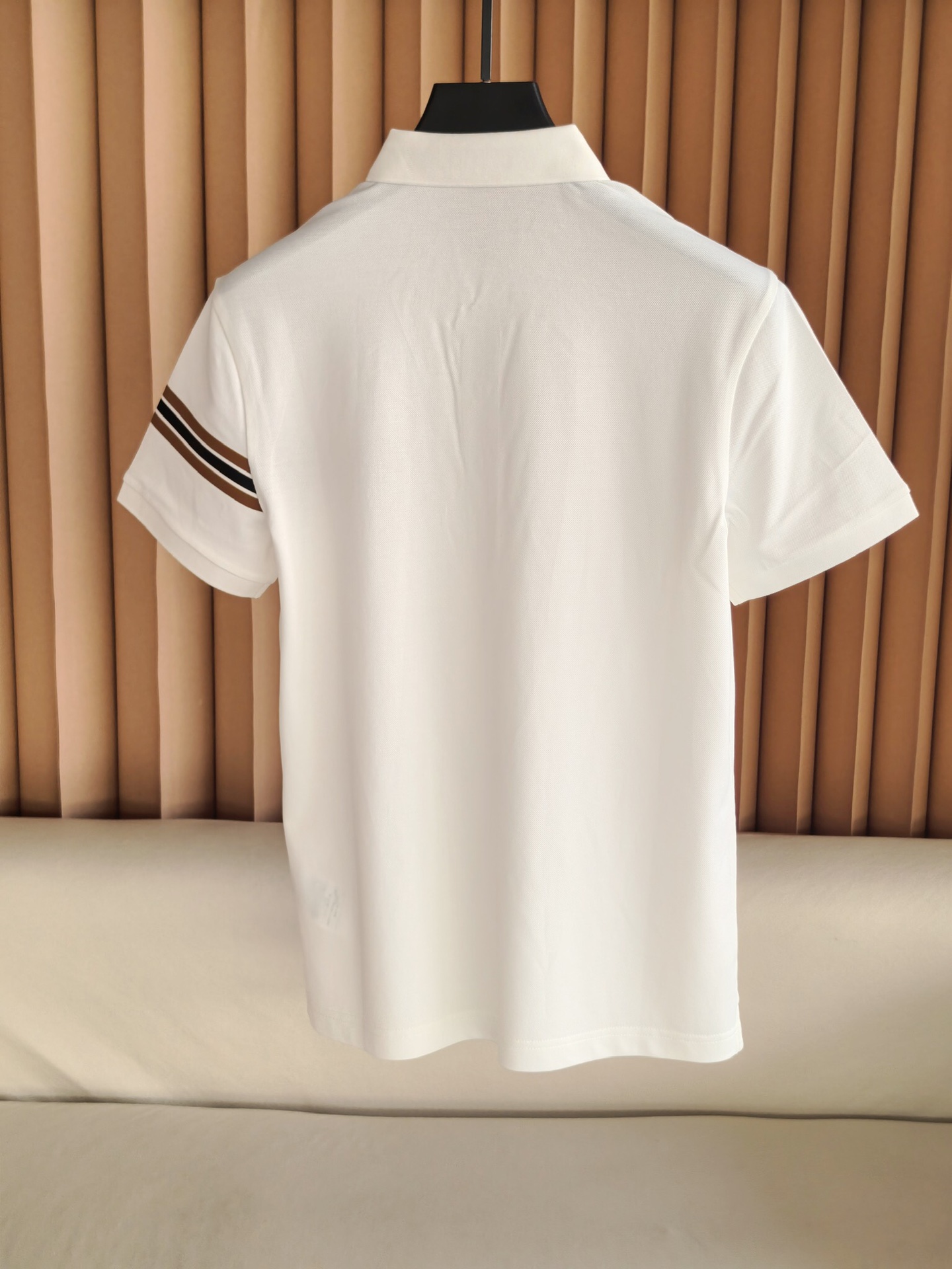 ZEGNA 杰尼亚2026精选丝光双面珠地面料，经丝光处理后织物表面形成细腻光泽，触感如丝绸般柔滑；双面