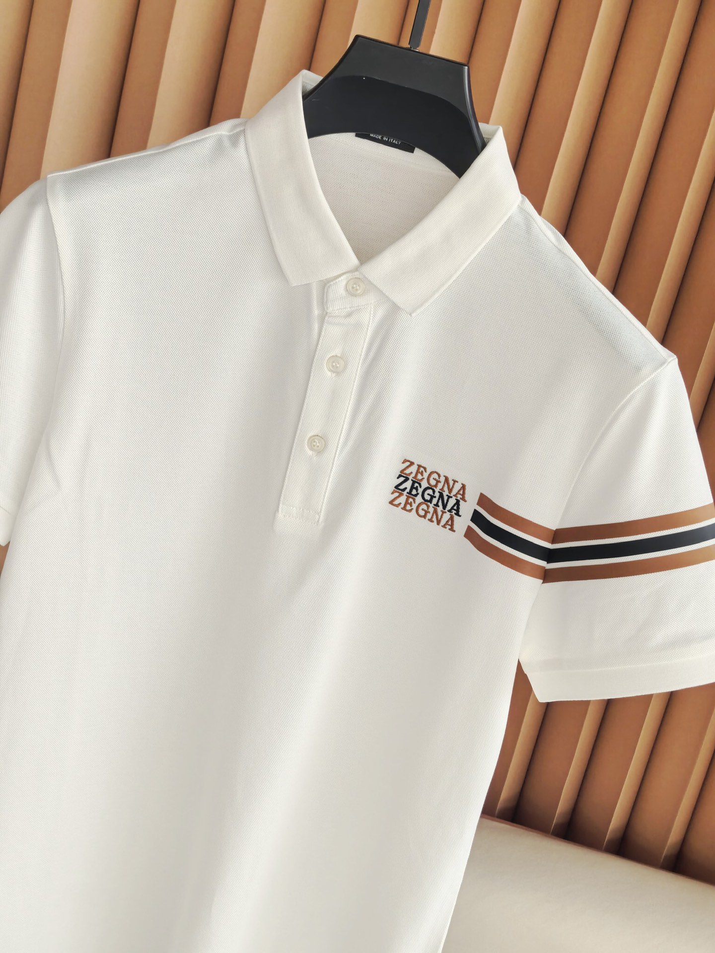 ZEGNA 杰尼亚2026精选丝光双面珠地面料，经丝光处理后织物表面形成细腻光泽，触感如丝绸般柔滑；双面