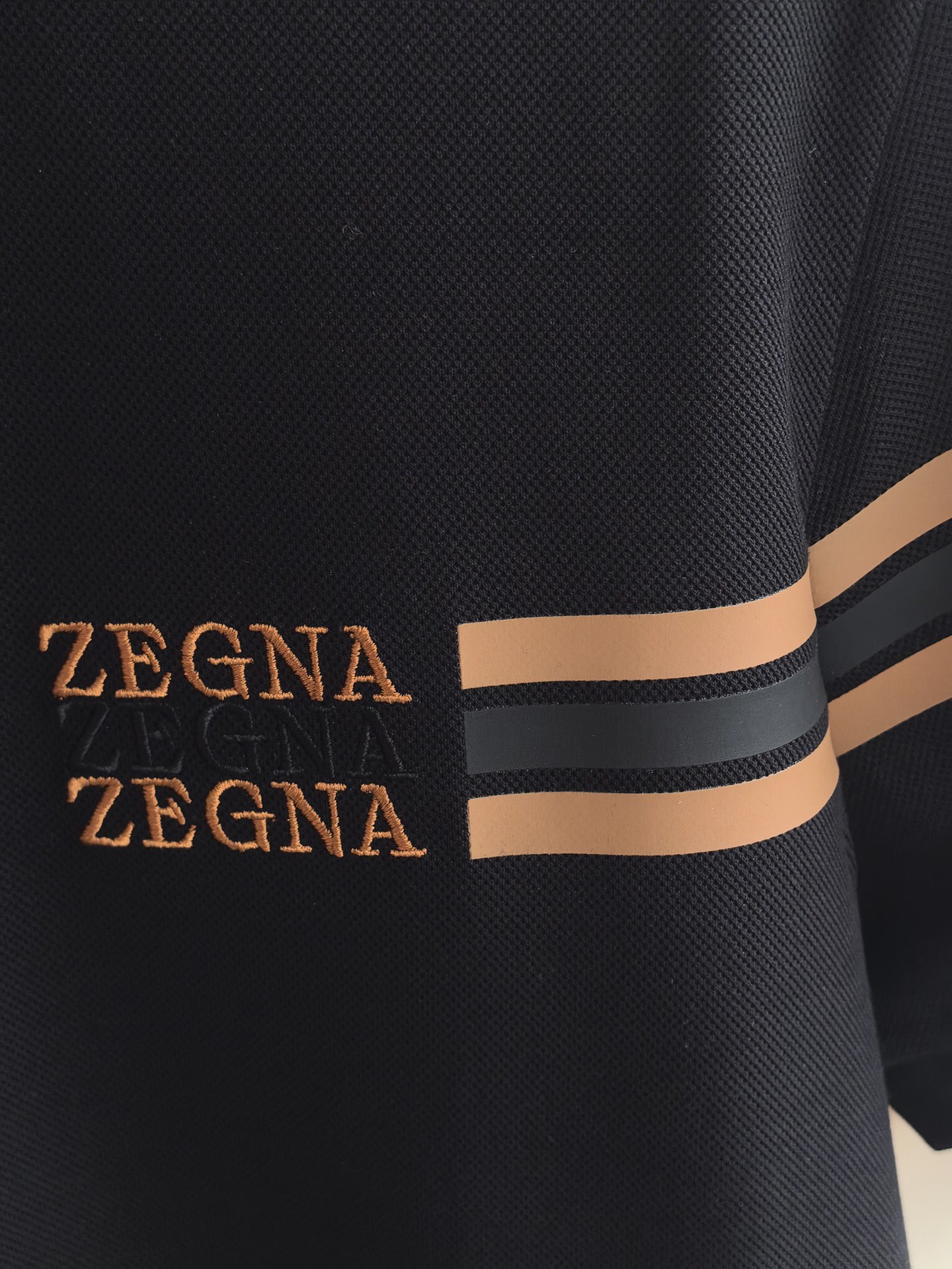 ZEGNA 杰尼亚2026精选丝光双面珠地面料，经丝光处理后织物表面形成细腻光泽，触感如丝绸般柔滑；双面