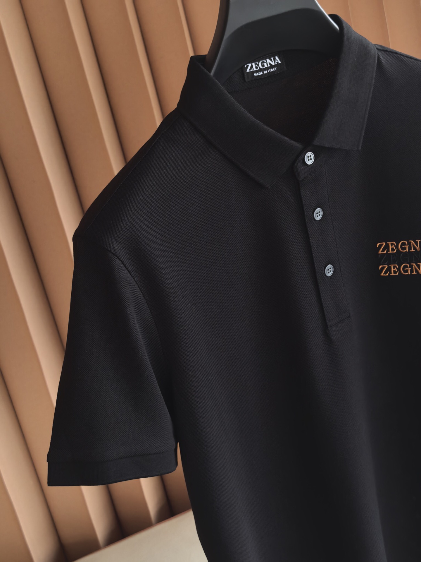 ZEGNA 杰尼亚2026精选丝光双面珠地面料，经丝光处理后织物表面形成细腻光泽，触感如丝绸般柔滑；双面