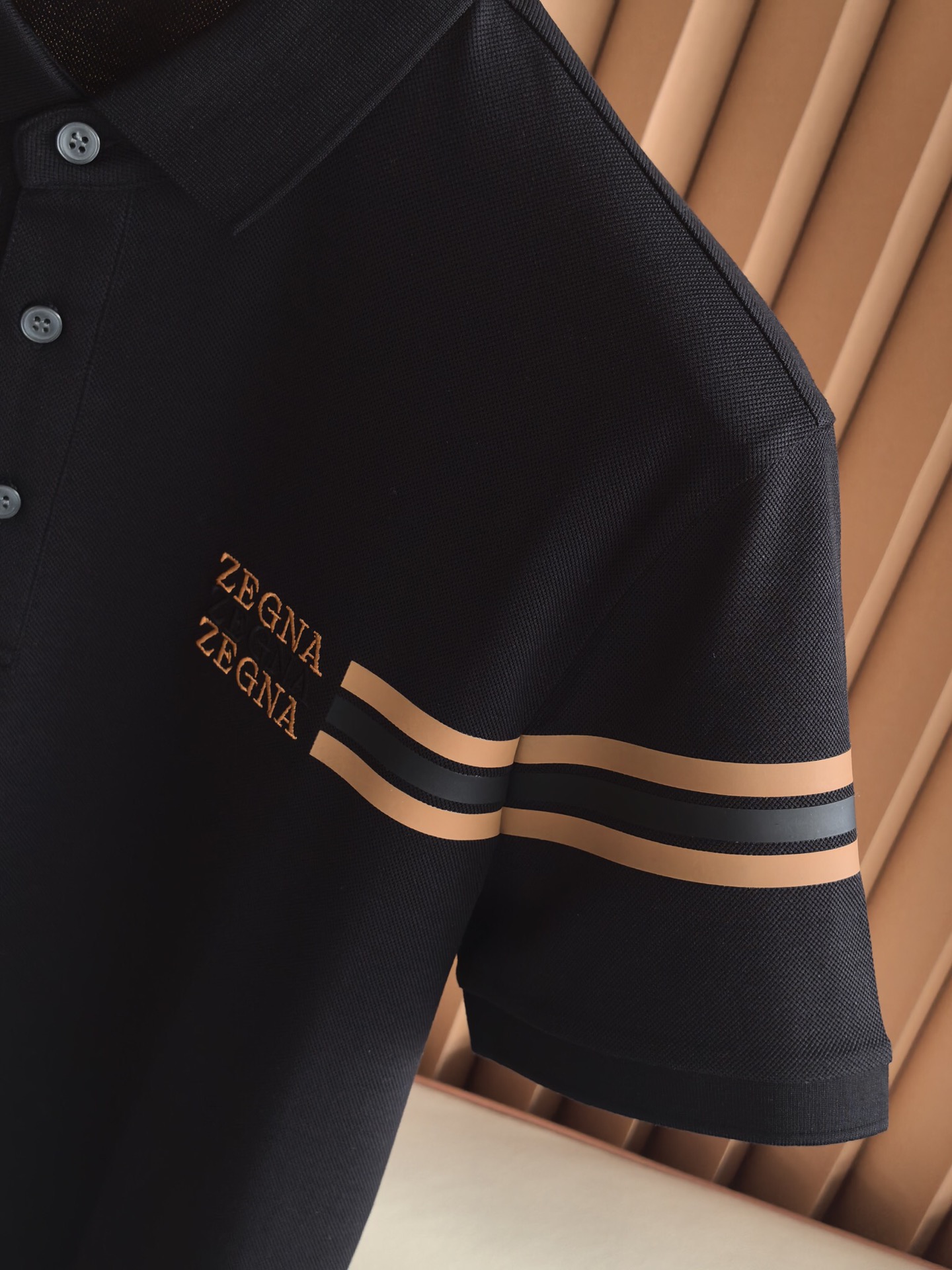 ZEGNA 杰尼亚2026精选丝光双面珠地面料，经丝光处理后织物表面形成细腻光泽，触感如丝绸般柔滑；双面