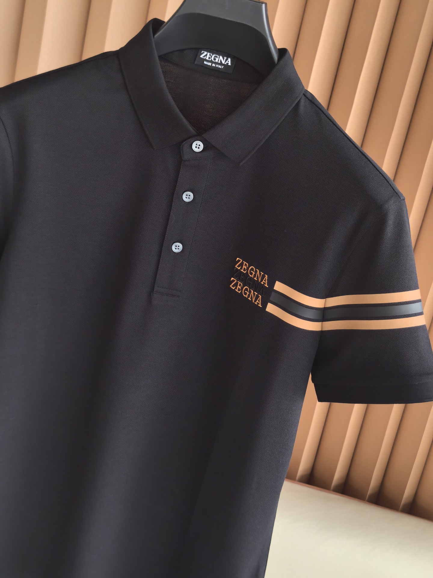 ZEGNA 杰尼亚2026精选丝光双面珠地面料，经丝光处理后织物表面形成细腻光泽，触感如丝绸般柔滑；双面