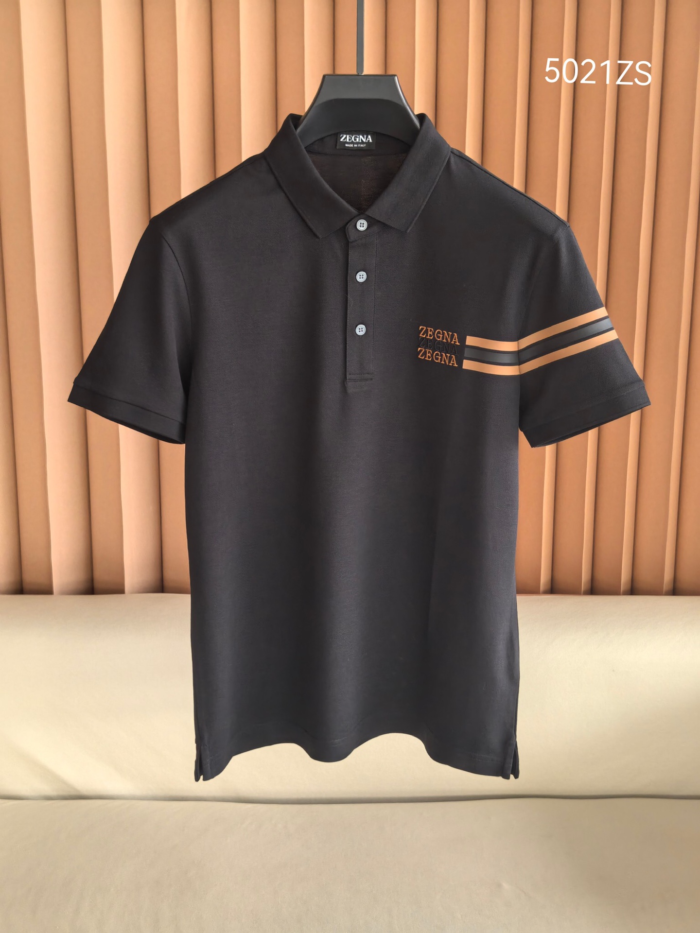 ZEGNA 杰尼亚2026精选丝光双面珠地面料，经丝光处理后织物表面形成细腻光泽，触感如丝绸般柔滑；双面