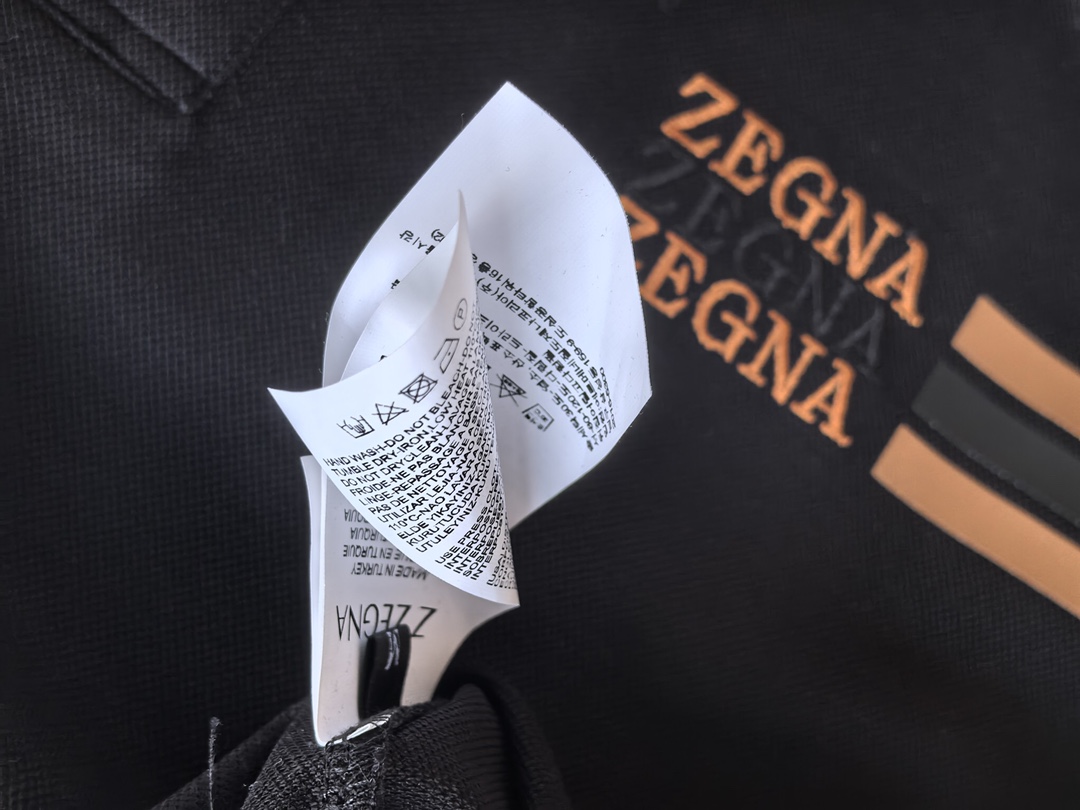 ZEGNA 杰尼亚2026精选丝光双面珠地面料，经丝光处理后织物表面形成细腻光泽，触感如丝绸般柔滑；双面