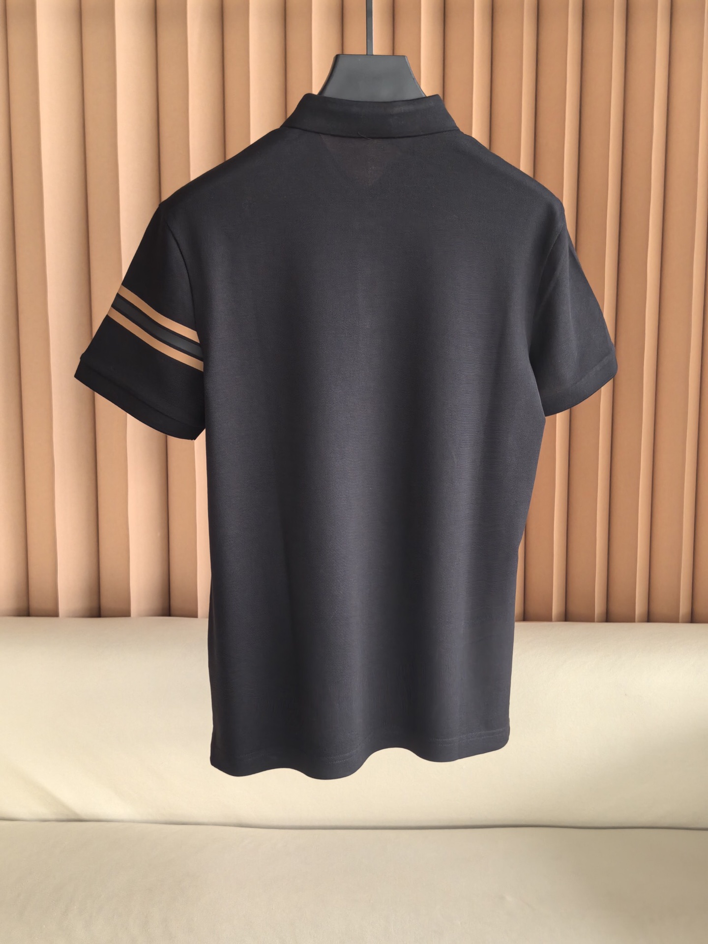 ZEGNA 杰尼亚2026精选丝光双面珠地面料，经丝光处理后织物表面形成细腻光泽，触感如丝绸般柔滑；双面