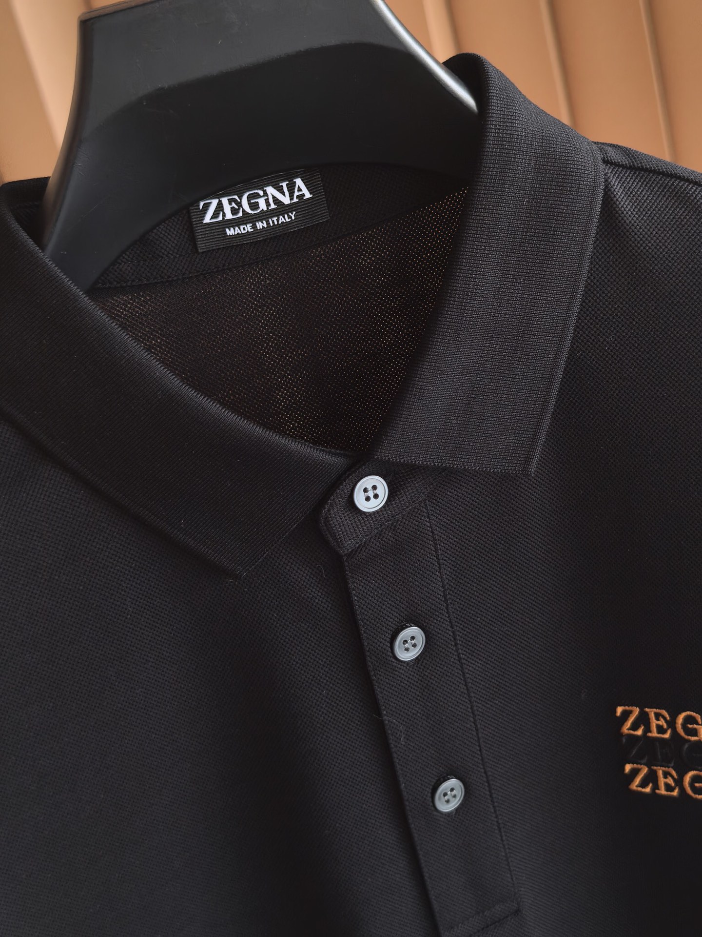 ZEGNA 杰尼亚2026精选丝光双面珠地面料，经丝光处理后织物表面形成细腻光泽，触感如丝绸般柔滑；双面